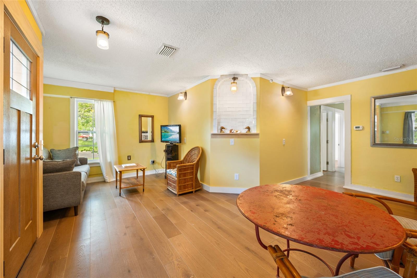 Living room/dining combination with display niche