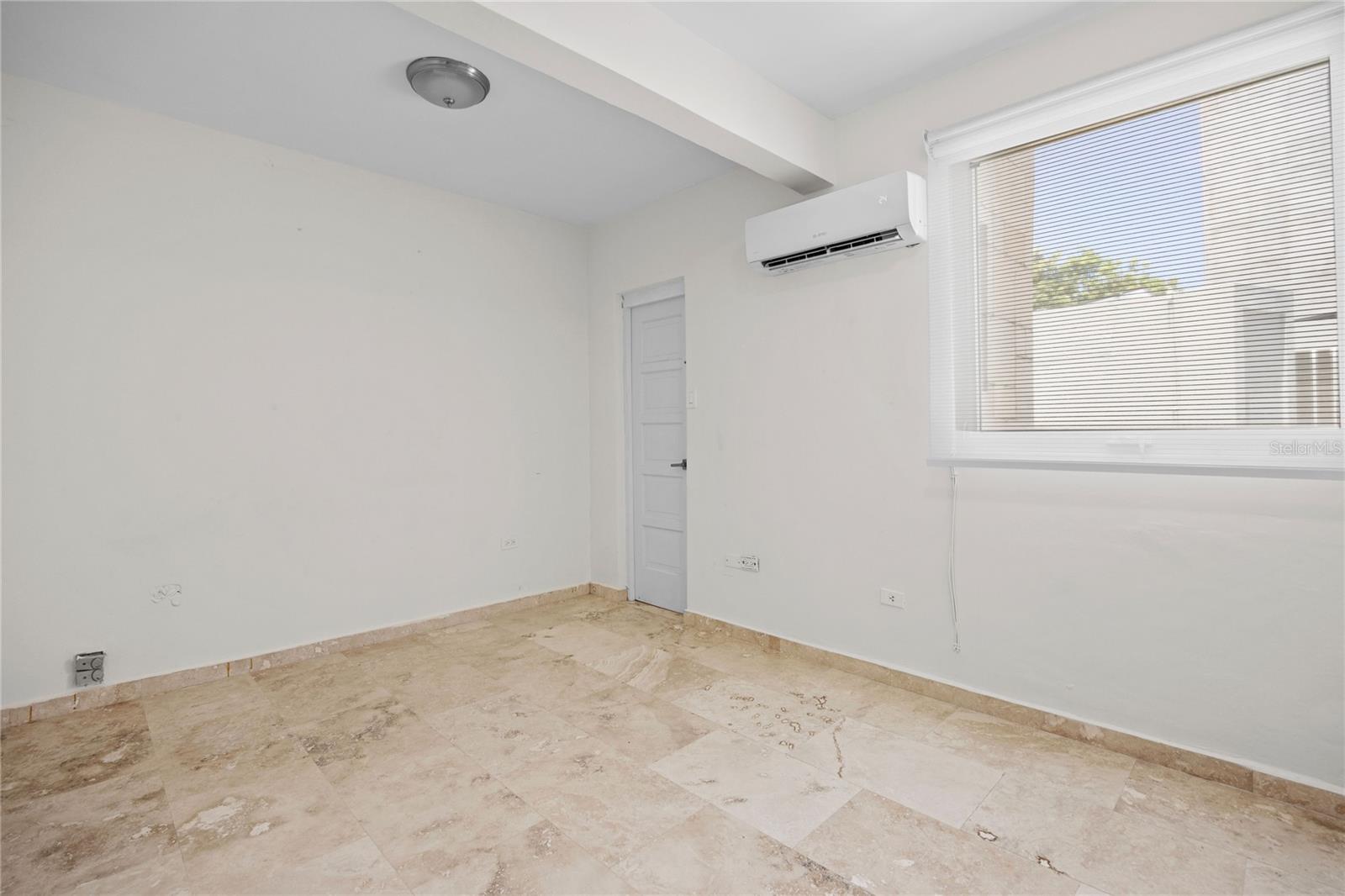 PR9115939 Property Photo