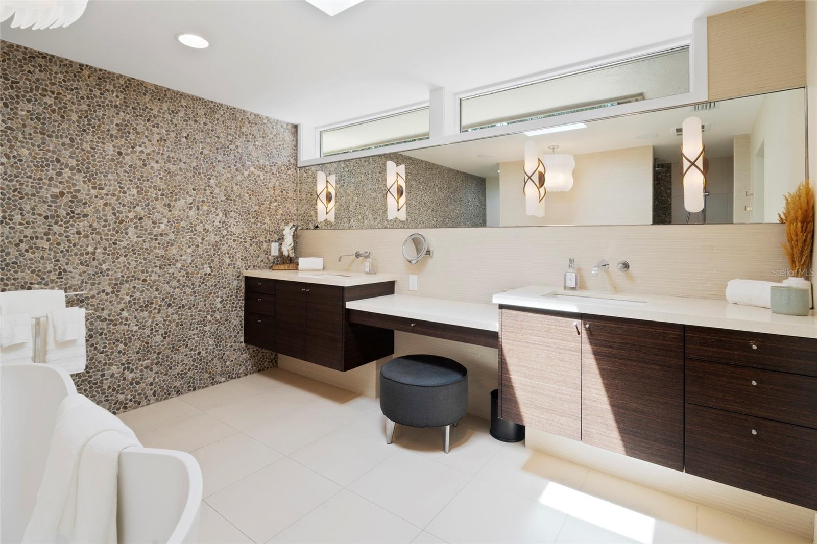 TB8425814 Property Photo