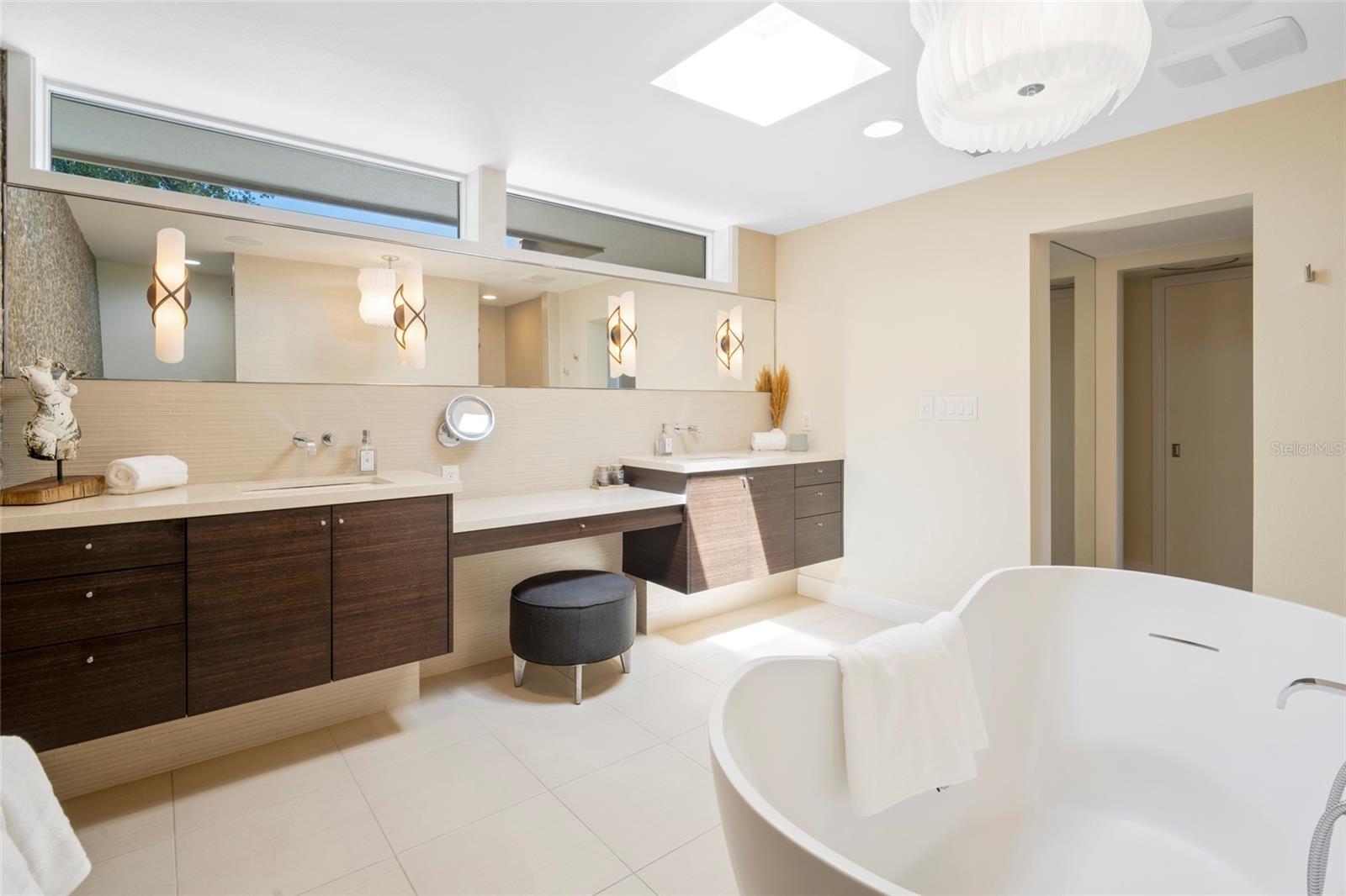 TB8425814 Property Photo