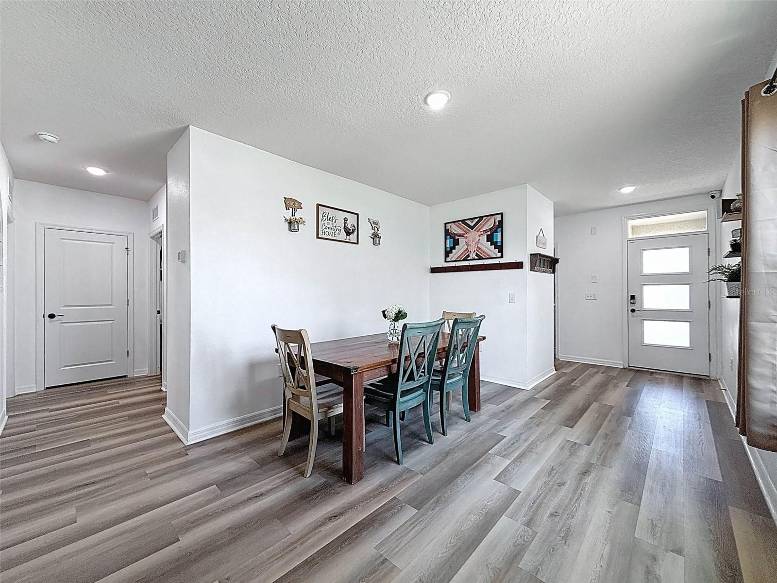 SPACIOUS AND BRIGHT ENTRANCE