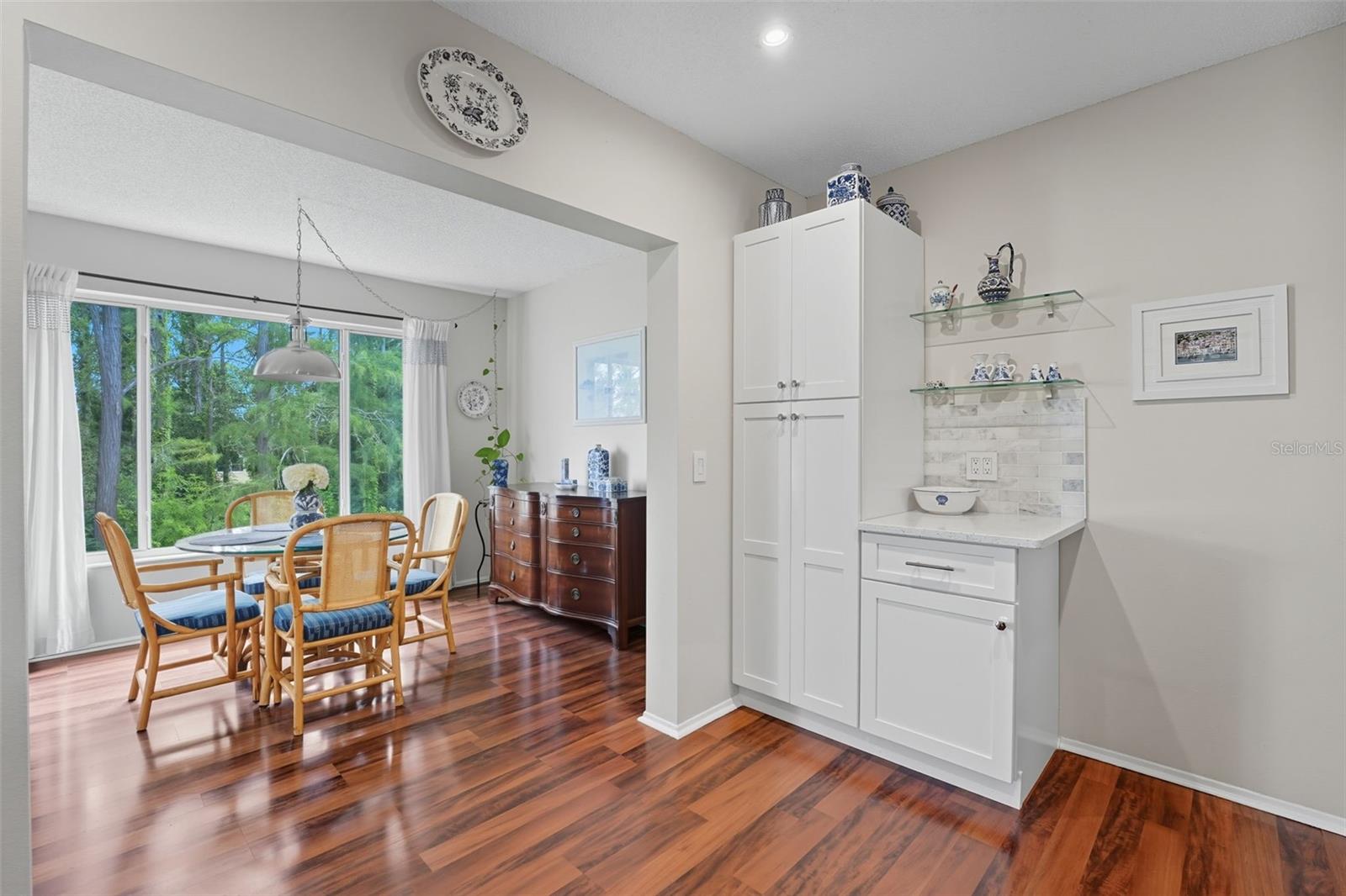 Kitchen to breakfast nook