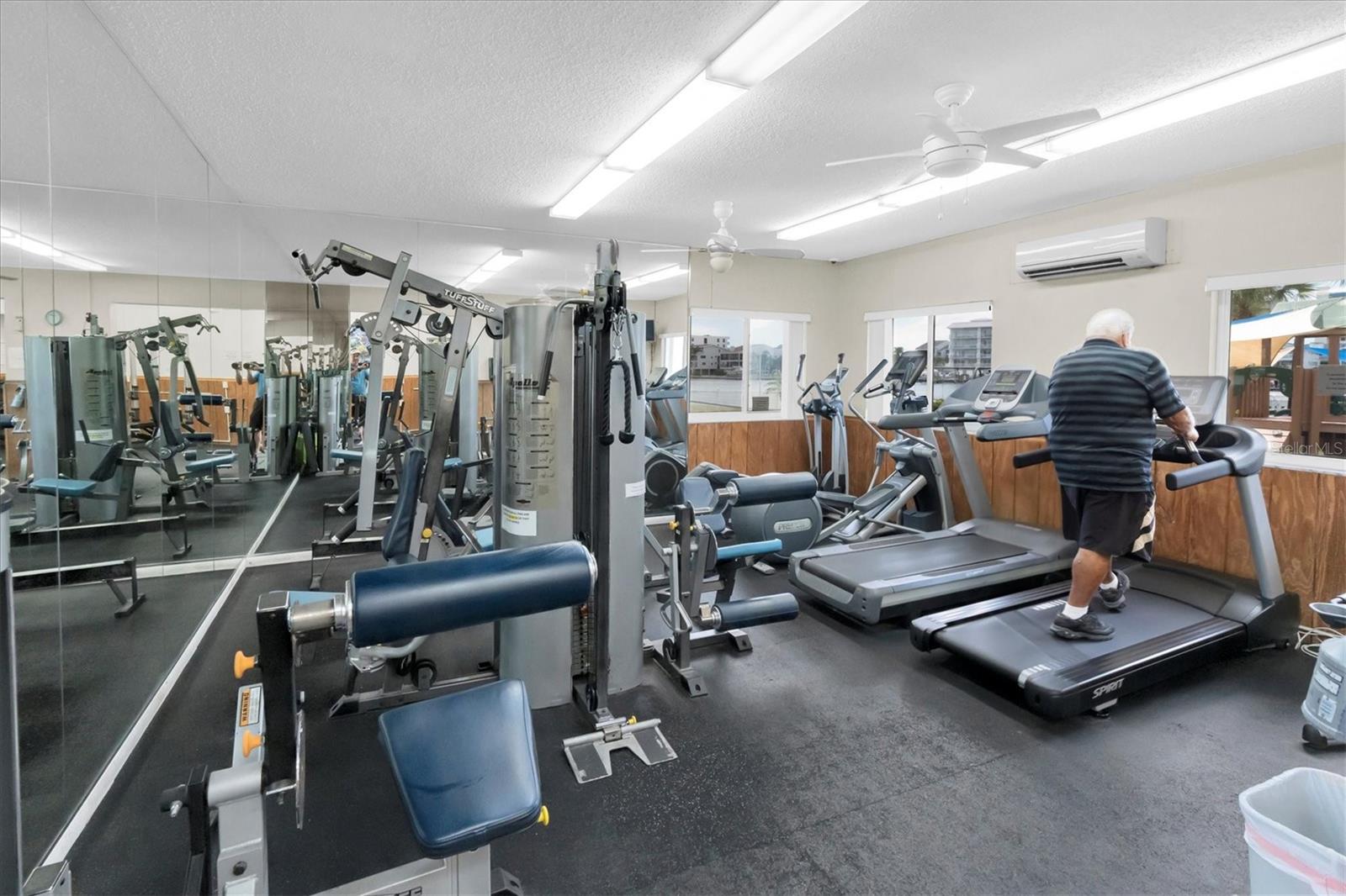 10122 REGAL DR, LARGO, FL, 33774