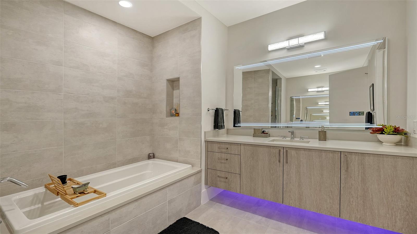 540 N TAMIAMI TRL #1702, SARASOTA, FL, 34236