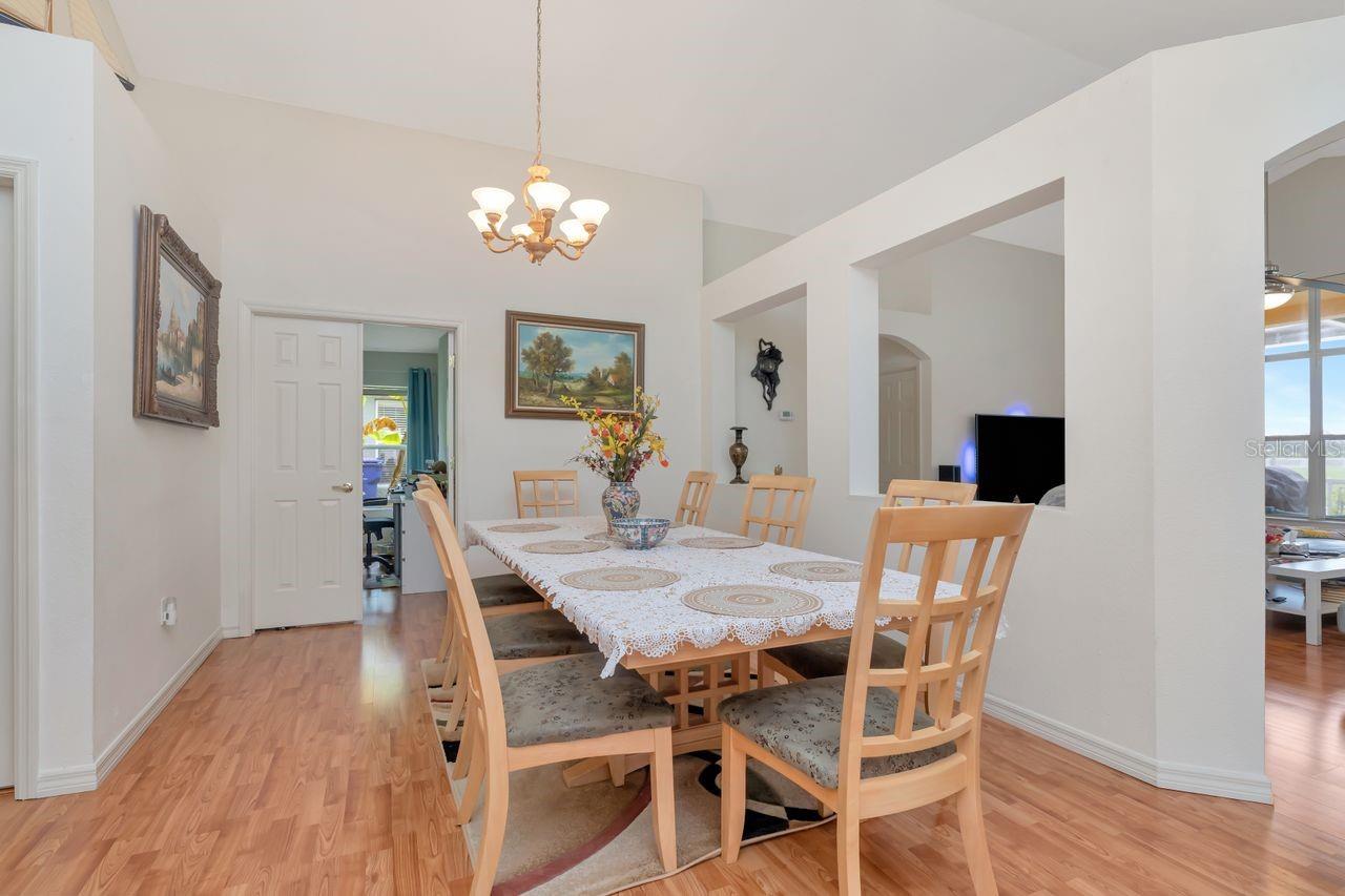 Dining room that can accommodate 10 to 12 guests.