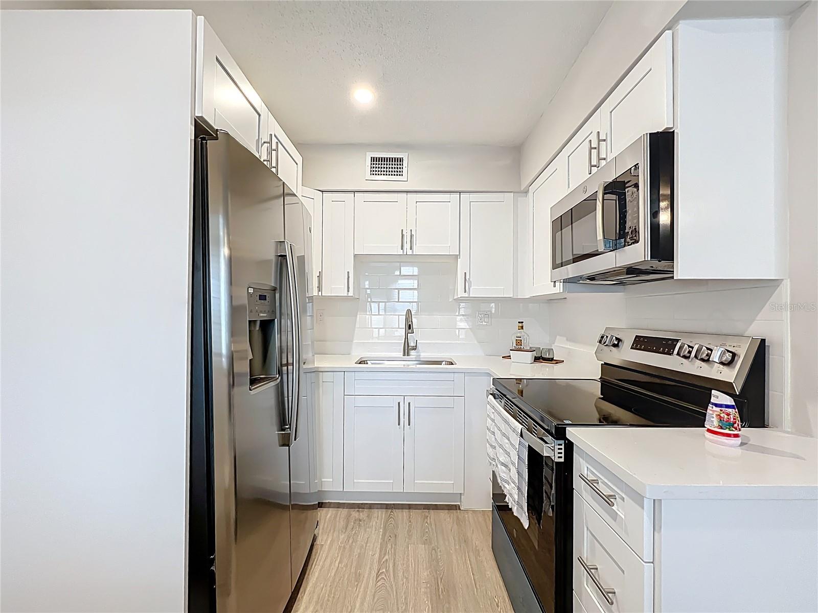 250 ROSERY RD NW #202, LARGO, FL, 33770