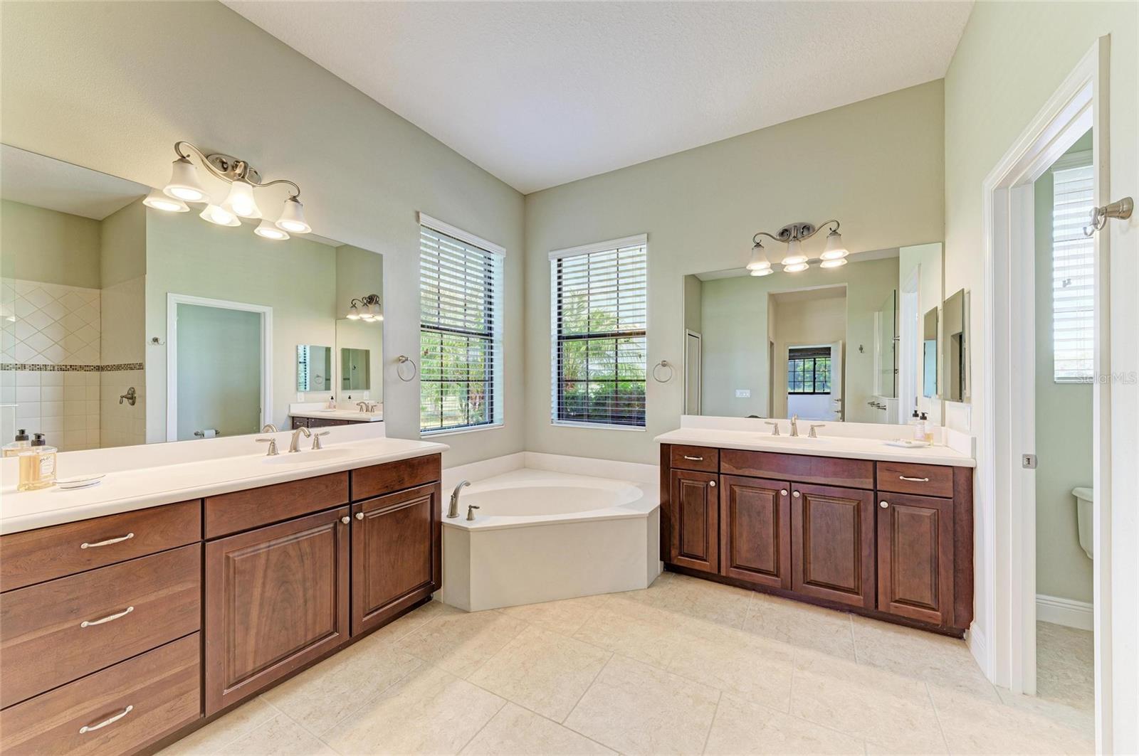 A4664784 Property Photo