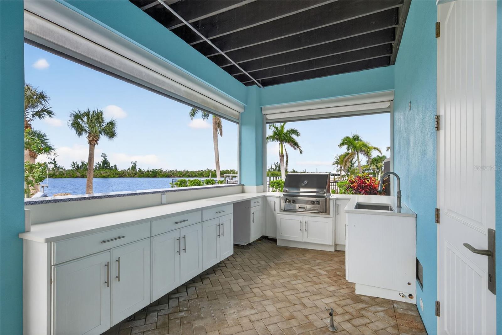 D6143762 Property Photo