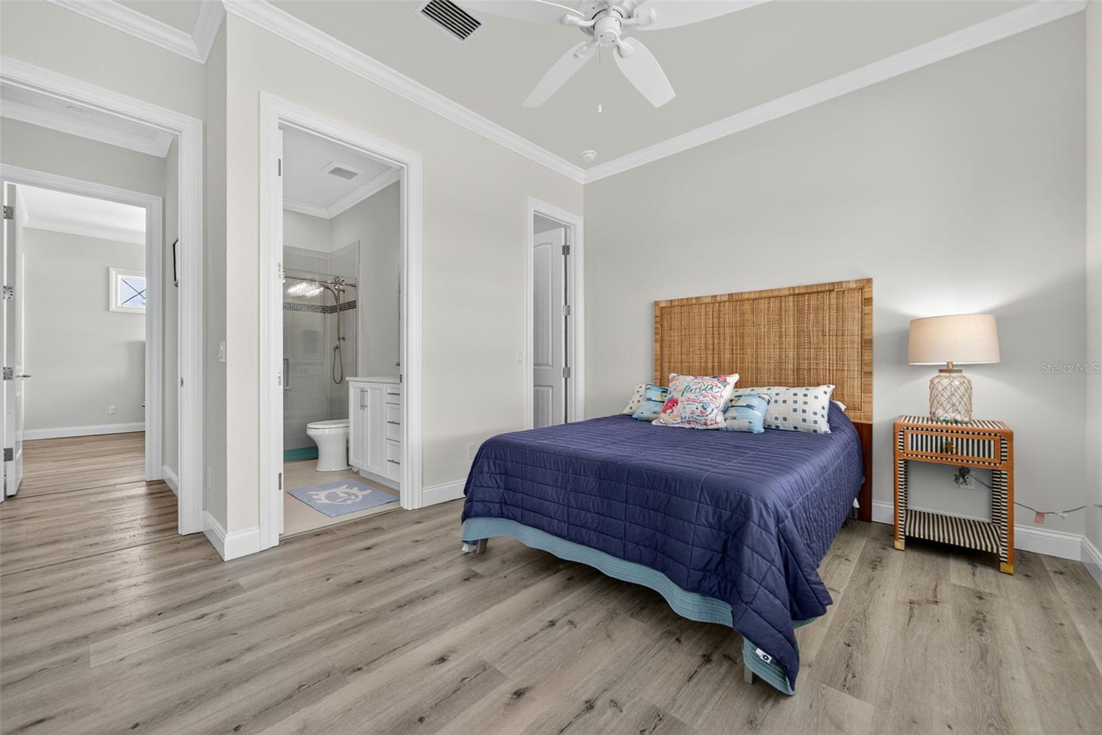 D6143762 Property Photo