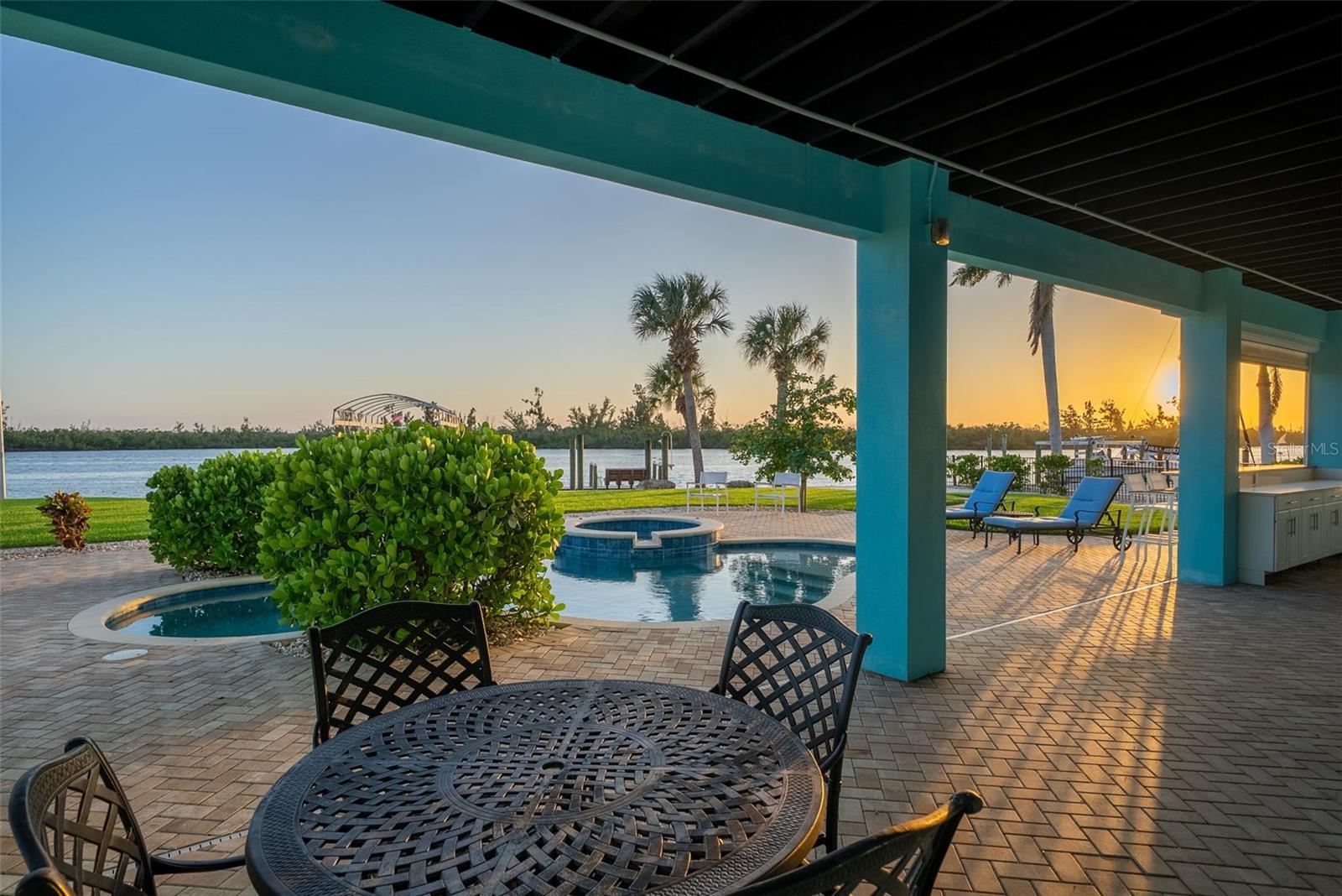 D6143762 Property Photo