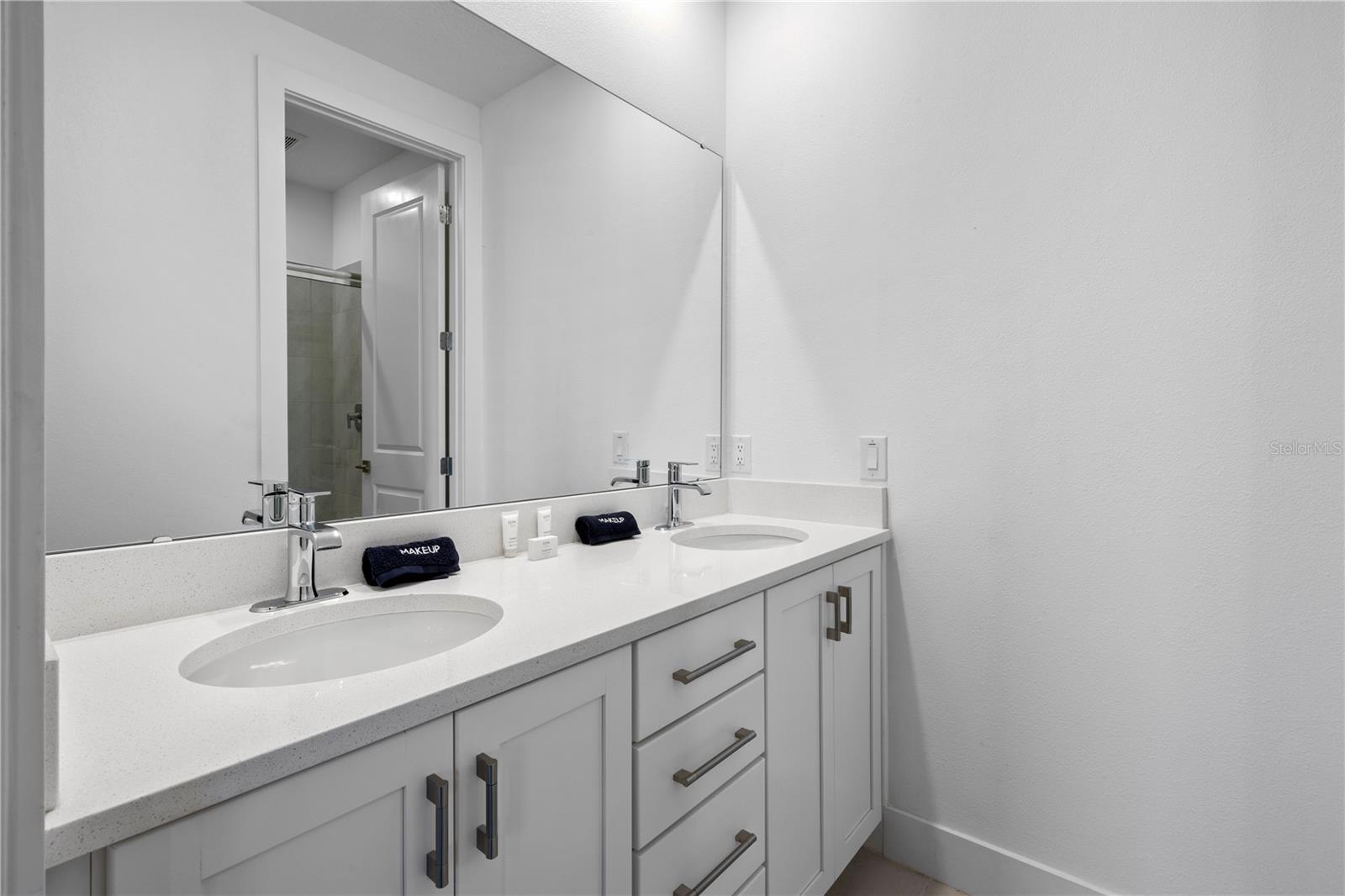 O6343881 Property Photo