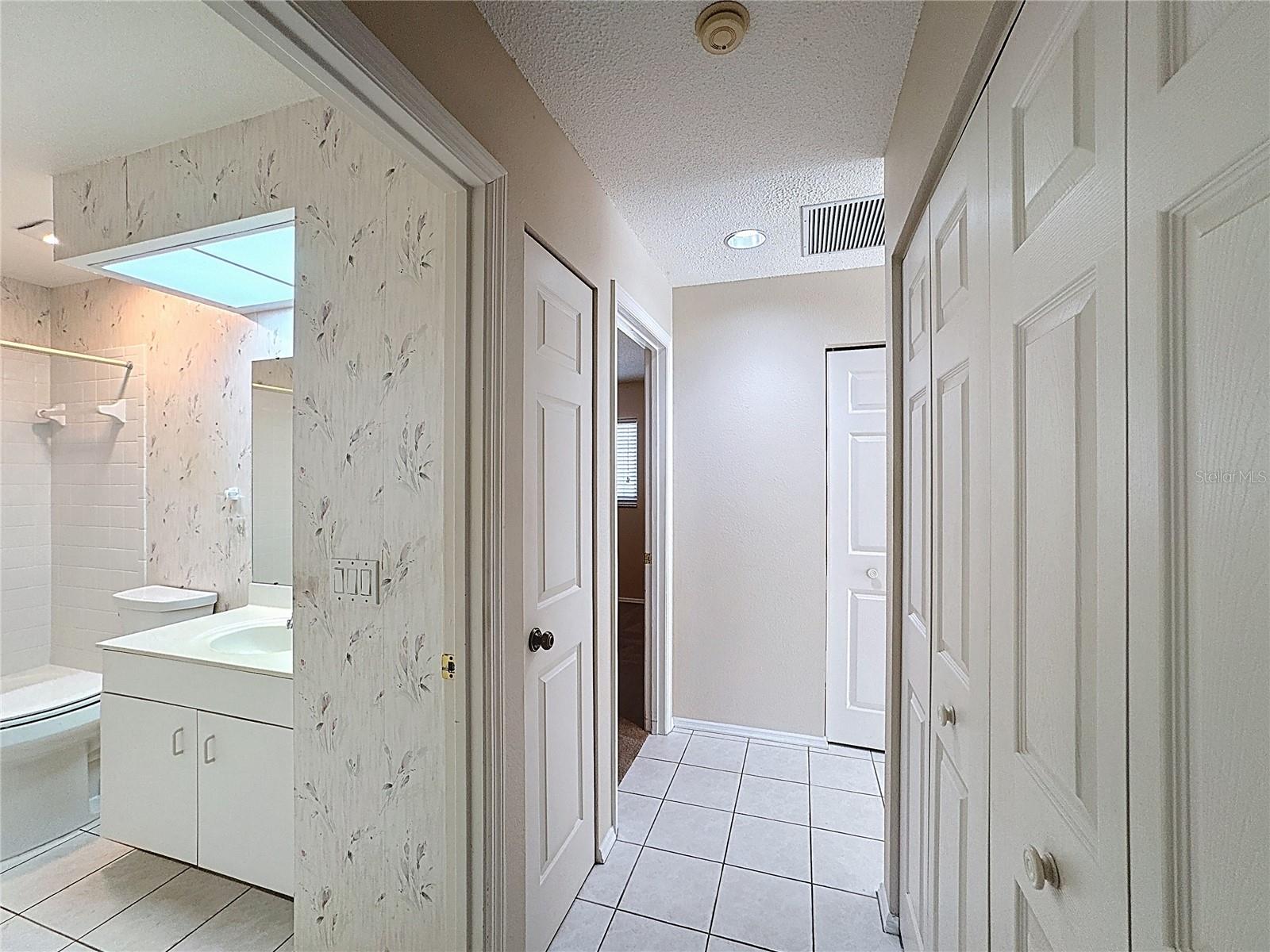 677 IRONWOOD CIR #104, VENICE, FL, 34292