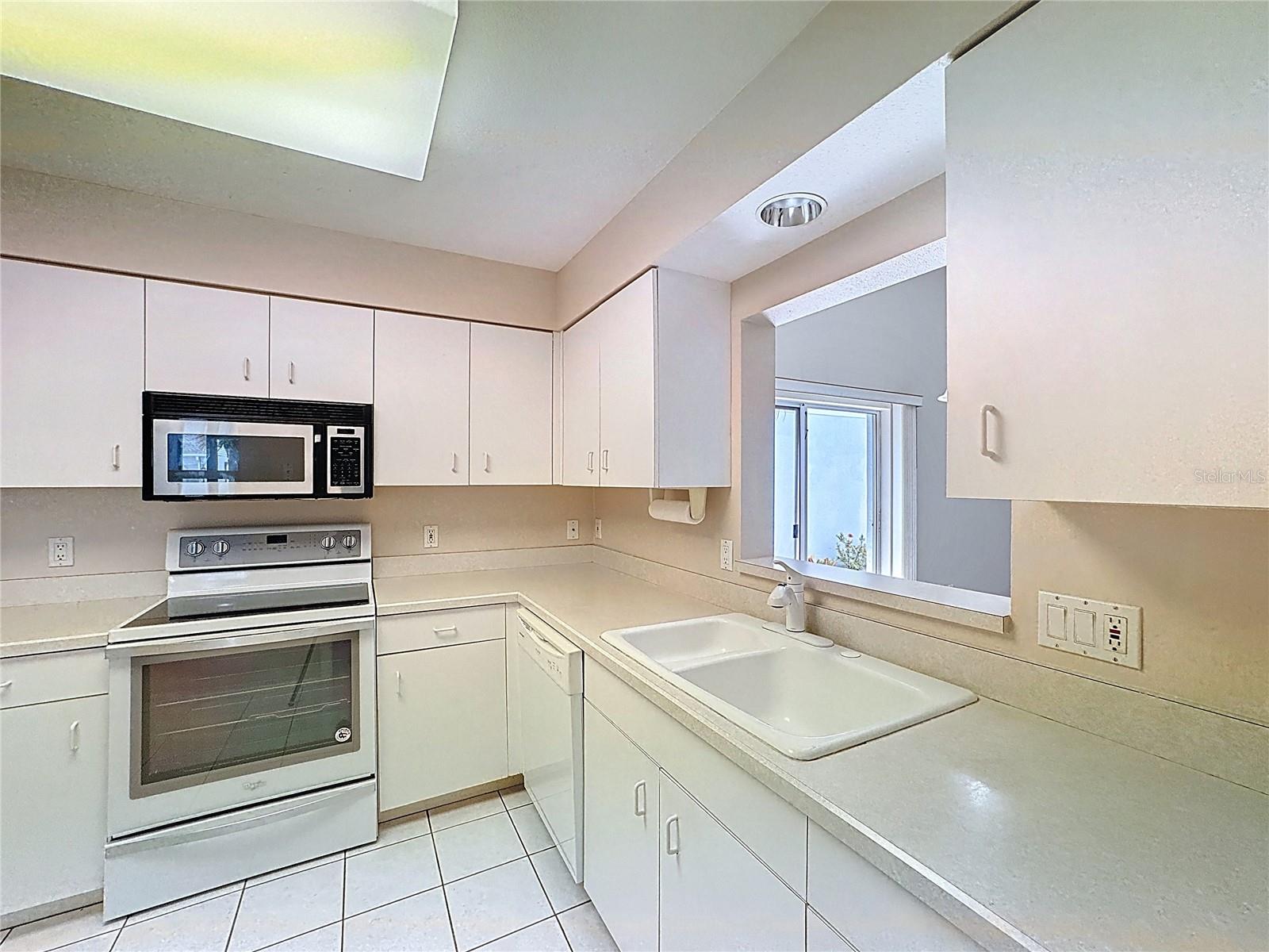 677 IRONWOOD CIR #104, VENICE, FL, 34292