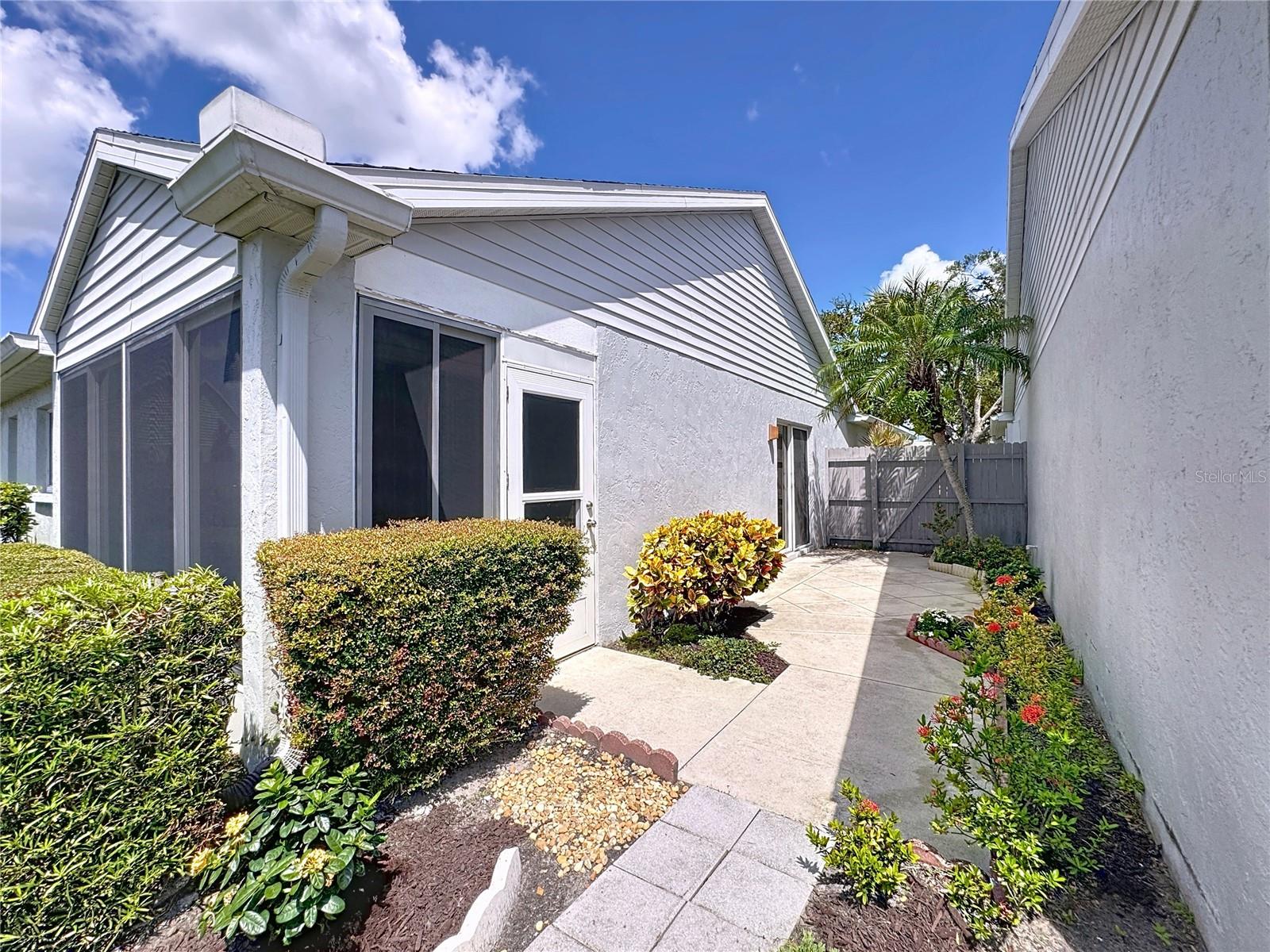 677 IRONWOOD CIR #104, VENICE, FL, 34292