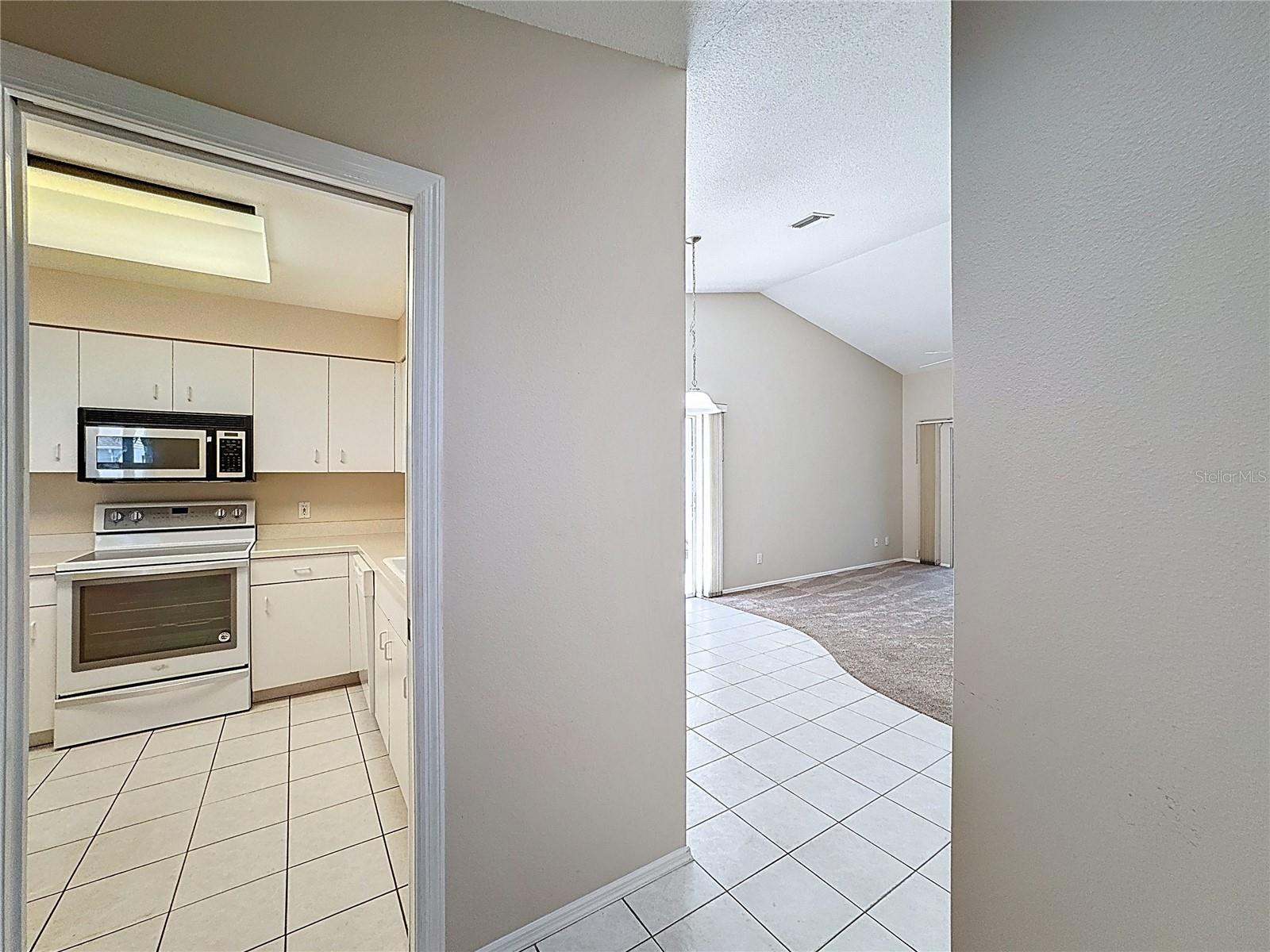 677 IRONWOOD CIR #104, VENICE, FL, 34292