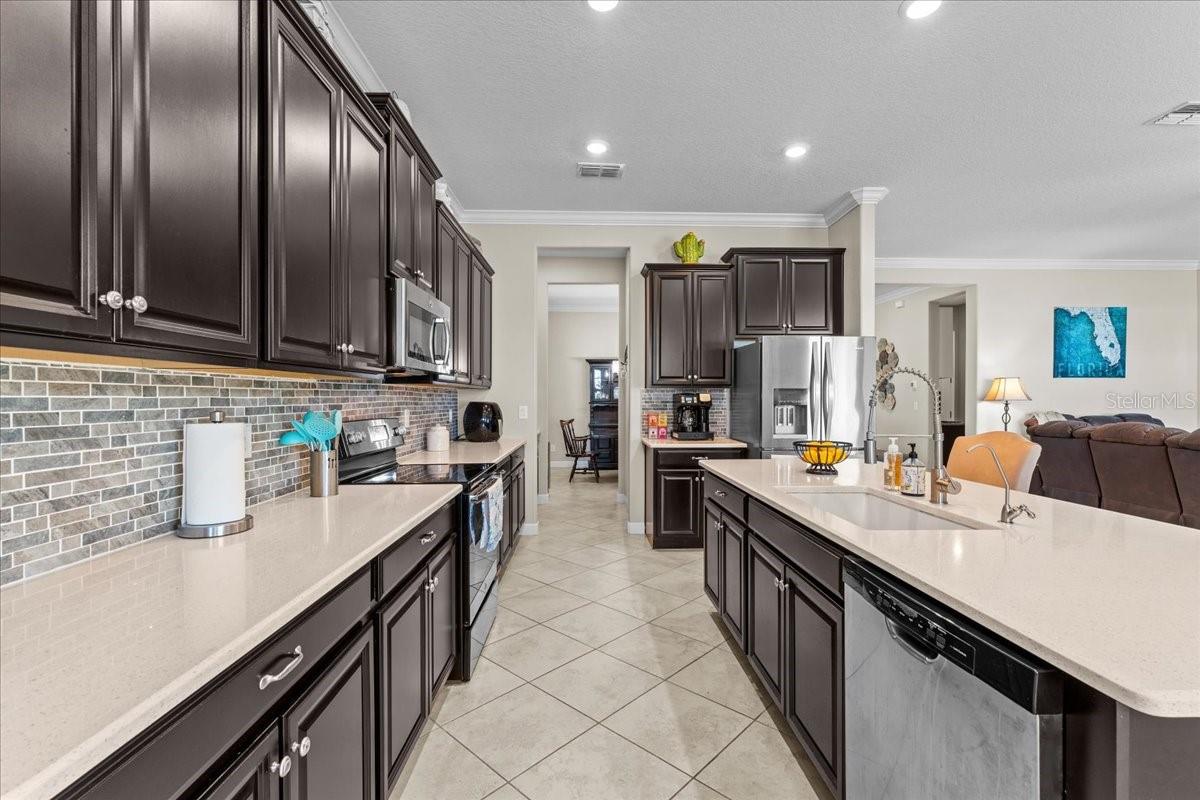 Plenty of cabinets with pull out drawers