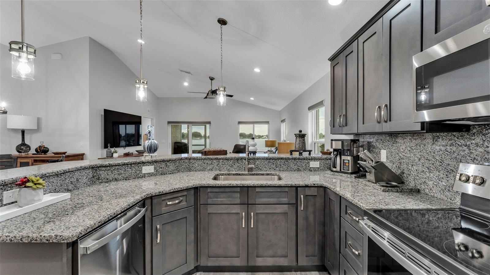 671 LAKE AUGUST DR, LAKE PLACID, FL, 33852