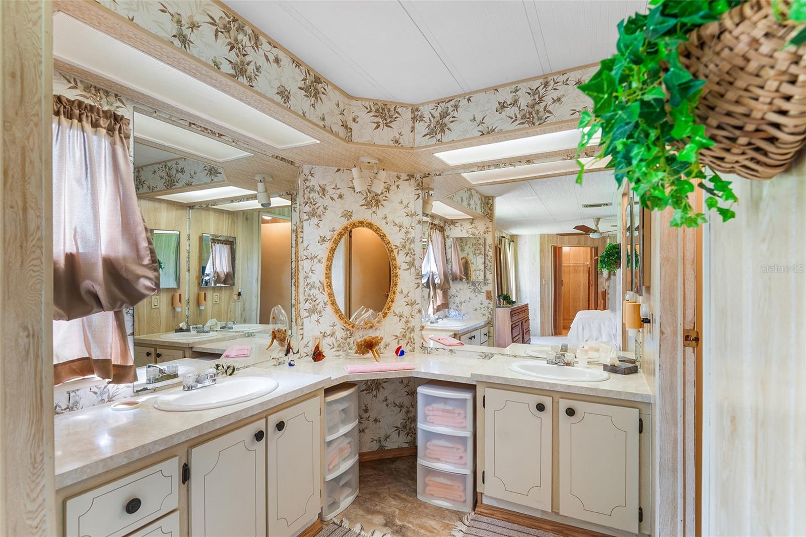 P4936301 Property Photo