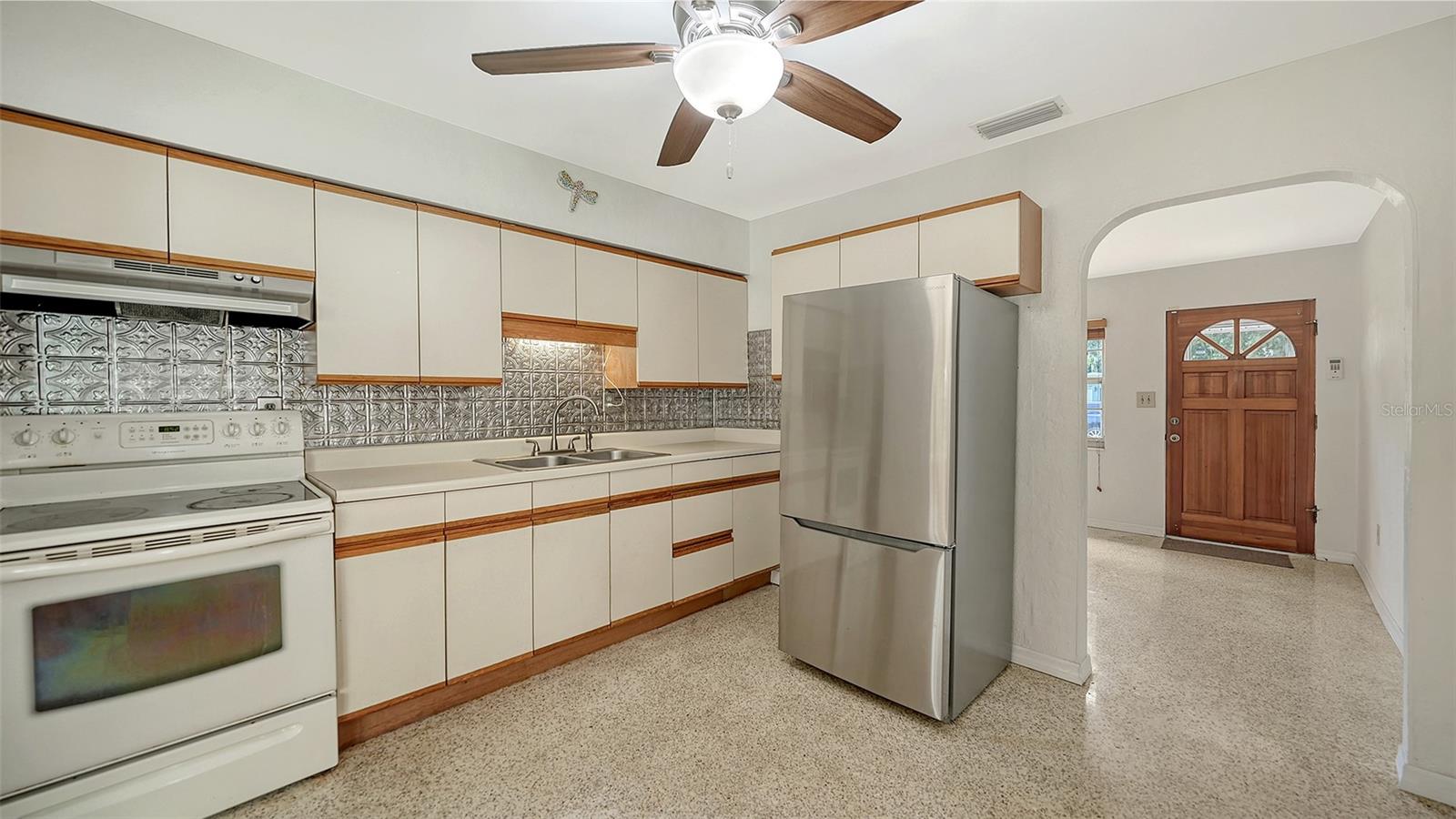 A4665046 Property Photo