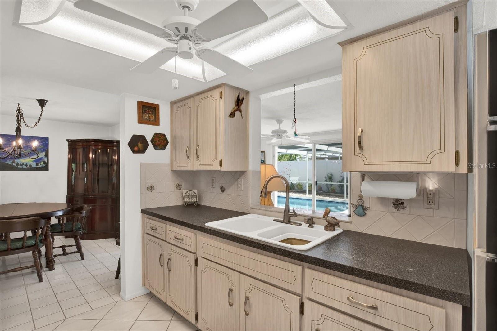 Kitchen with views to the pool