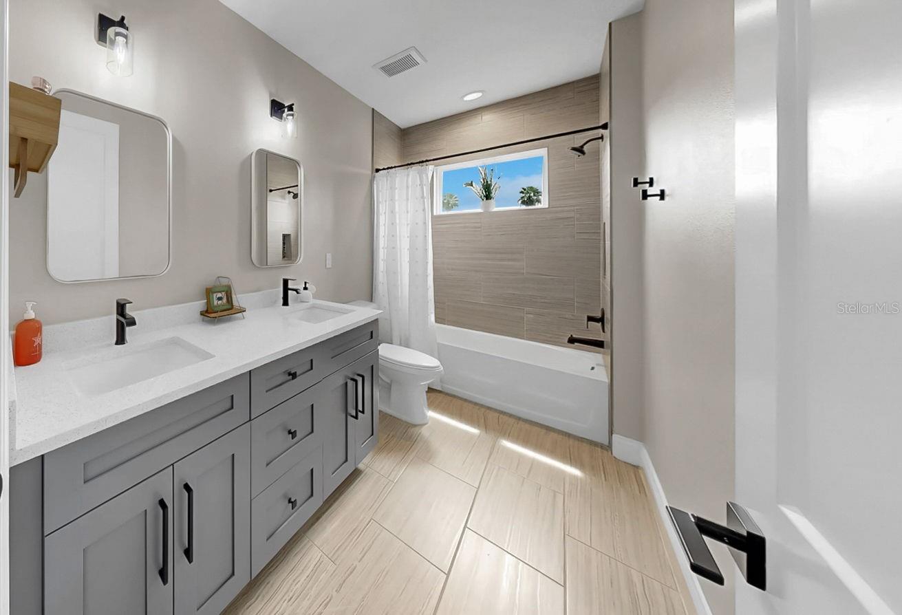 Upstairs full bathroom