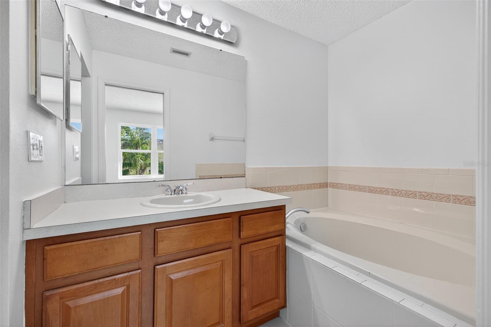 Primary En-Suite Bath