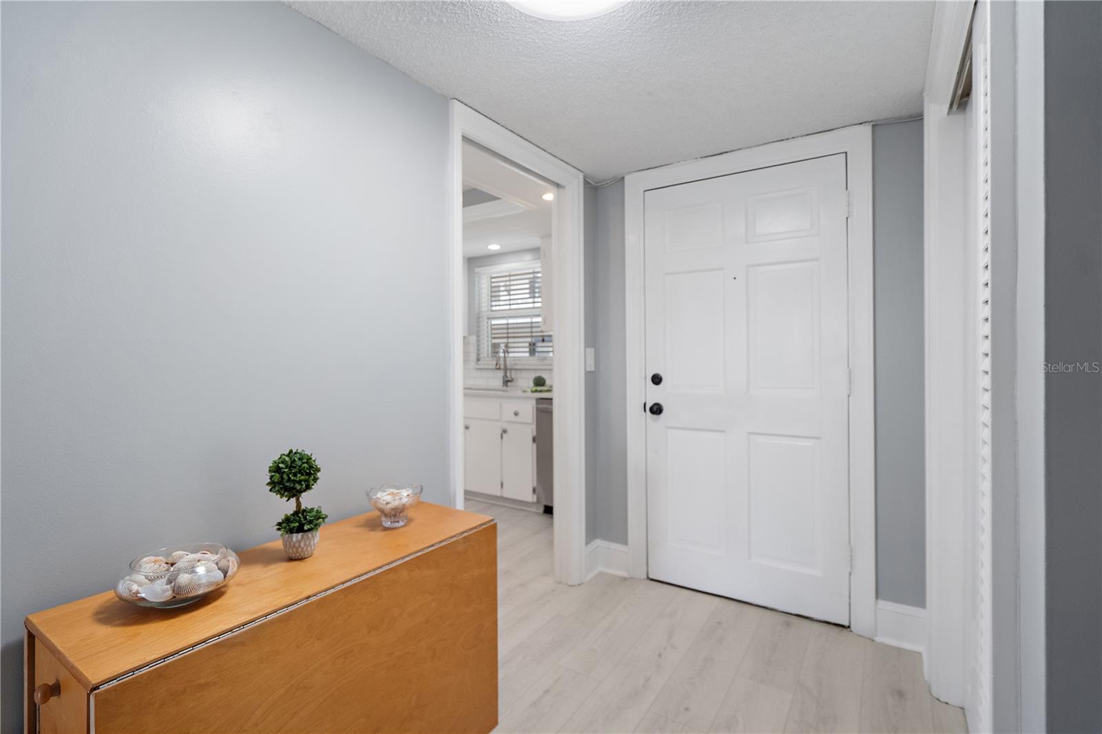 Foyer w/ storage