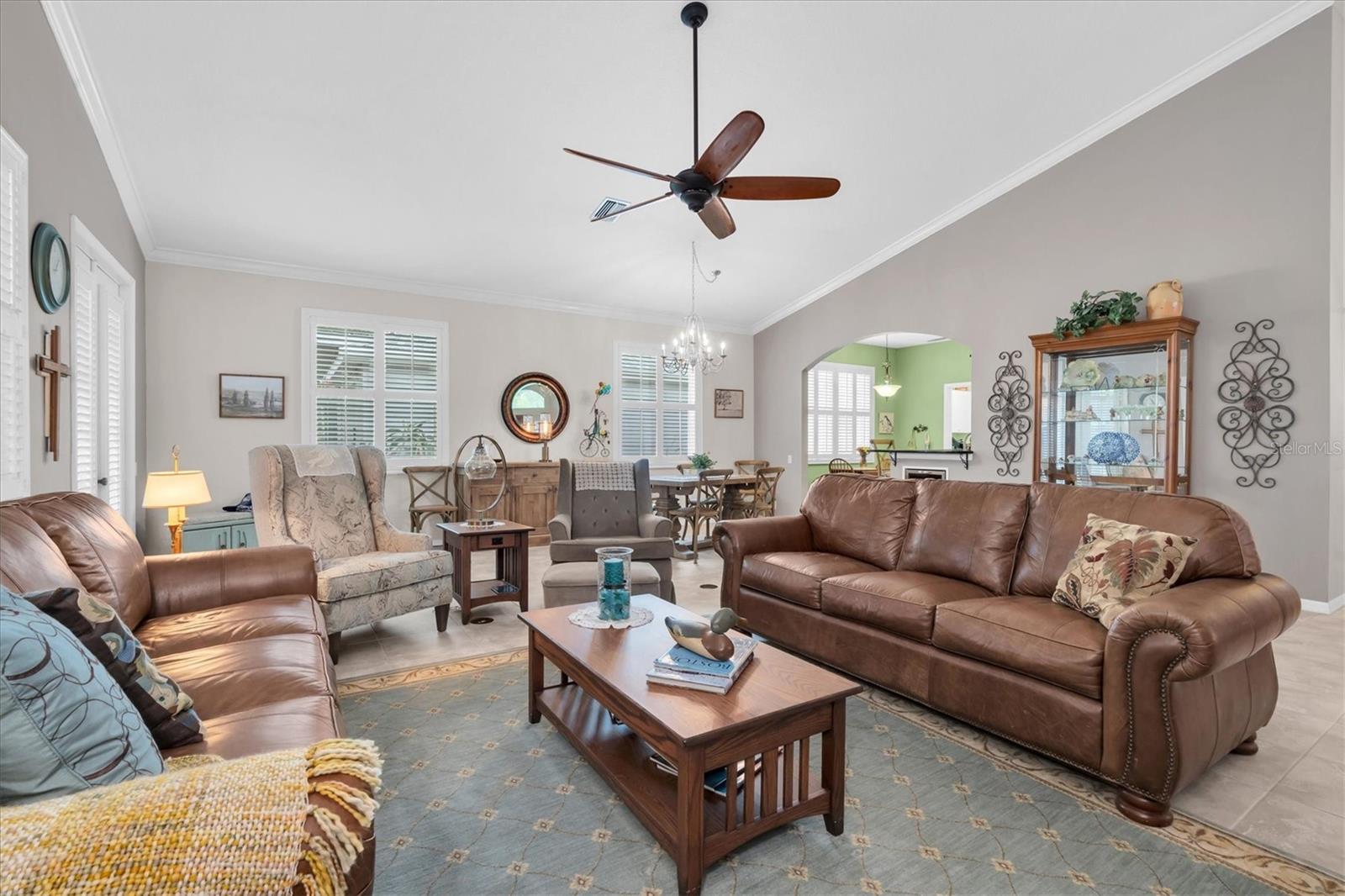 Great Room, 2 floor outlets