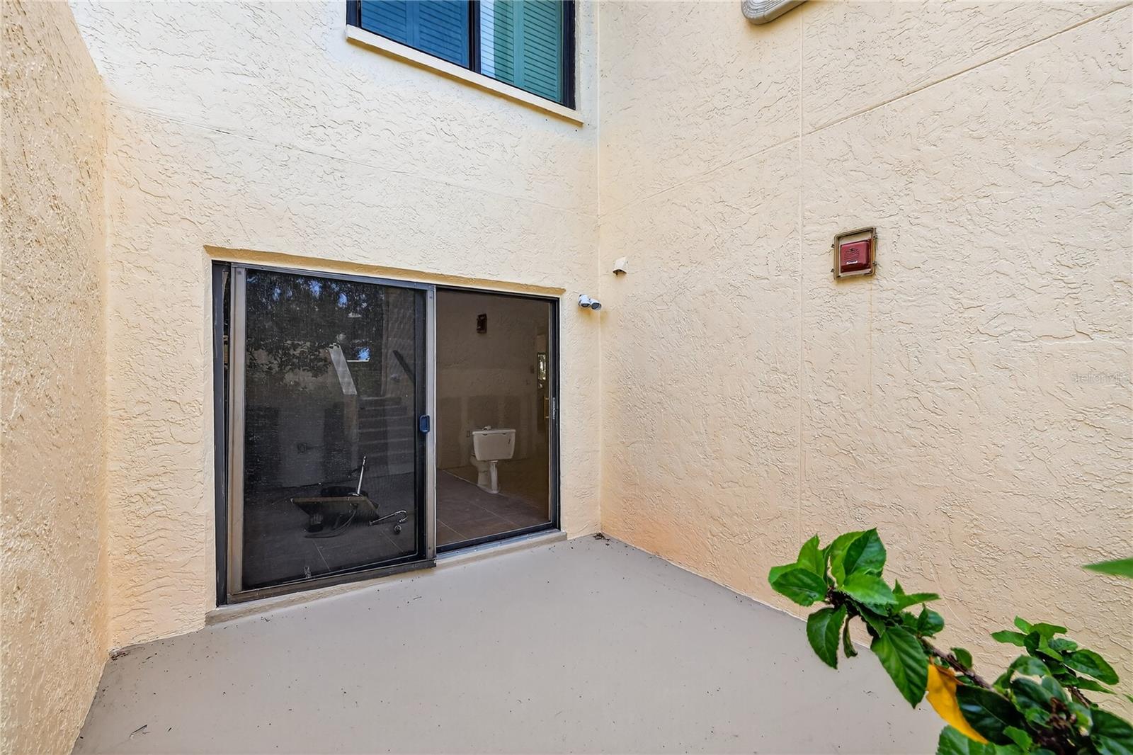 Patio to 2nd bedroom.