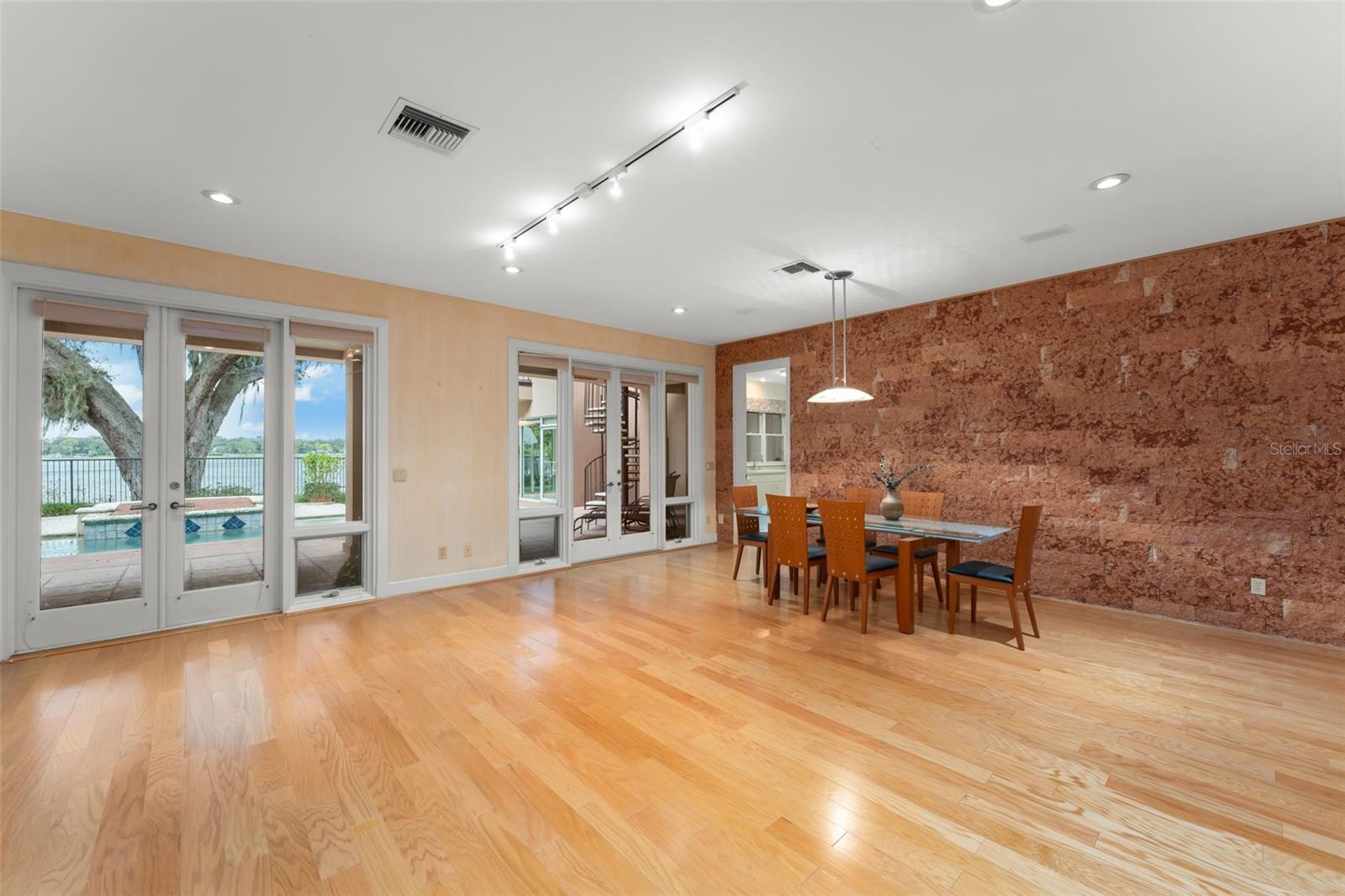 O6346003 Property Photo