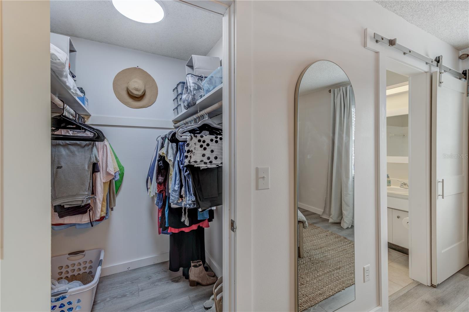 LARGE WALK-IN CLOSET
