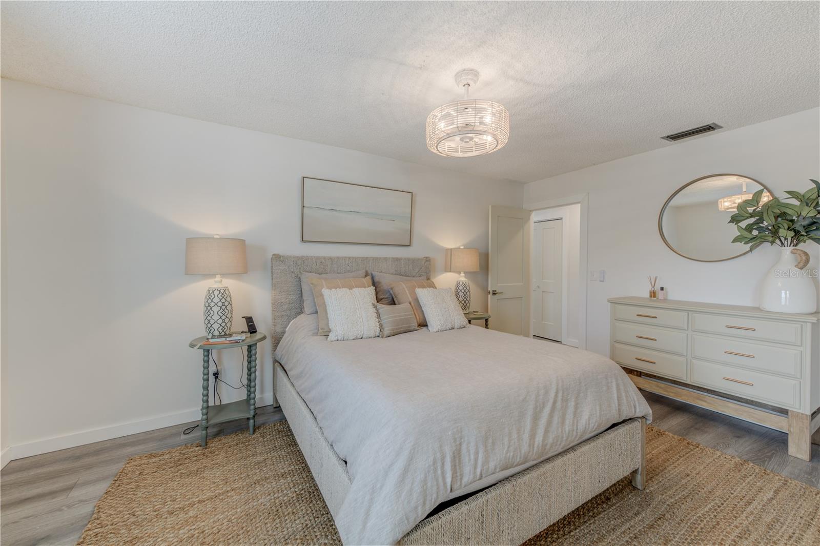 LARGE PRIMARY BEDROOM