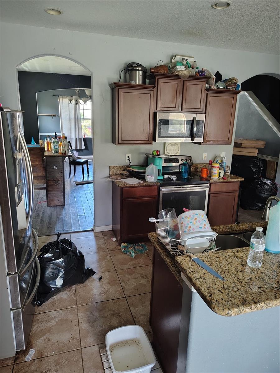 Kitchen to formal dining w/bar