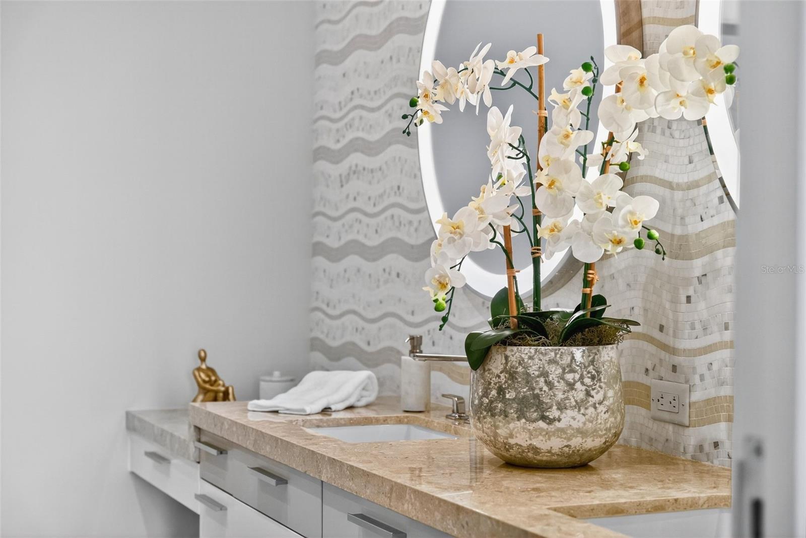 A4665800 Property Photo