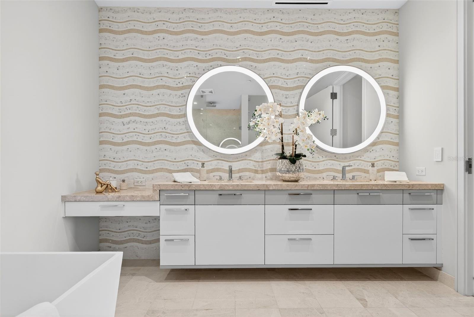 A4665800 Property Photo