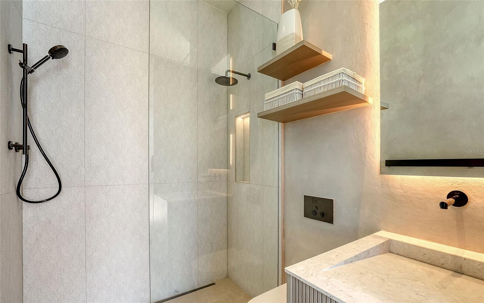 A4665863 Property Photo