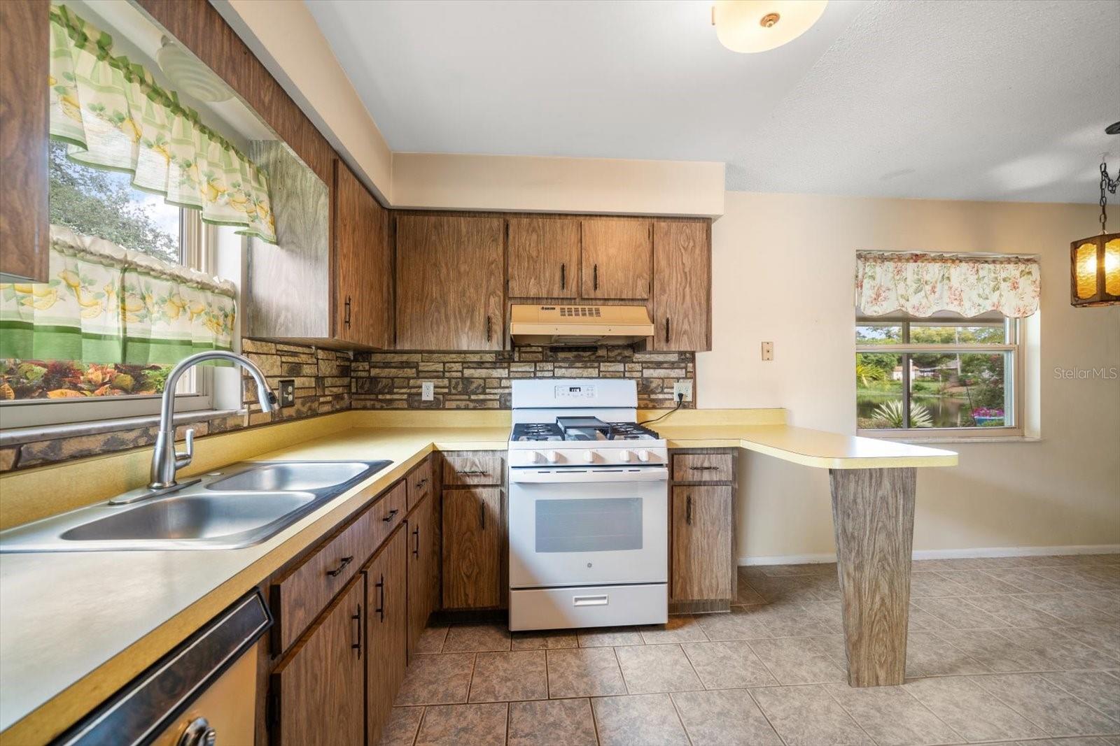 2850 SPRING LAKE DR, CLEARWATER, FL, 33759