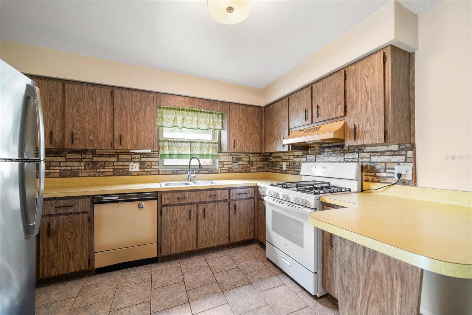 2850 SPRING LAKE DR, CLEARWATER, FL, 33759