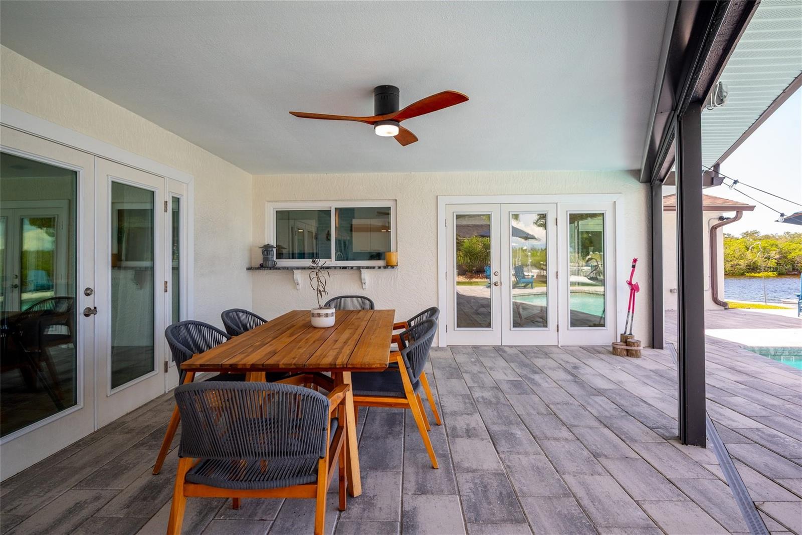 Covered sitting area with remote controlled screens.