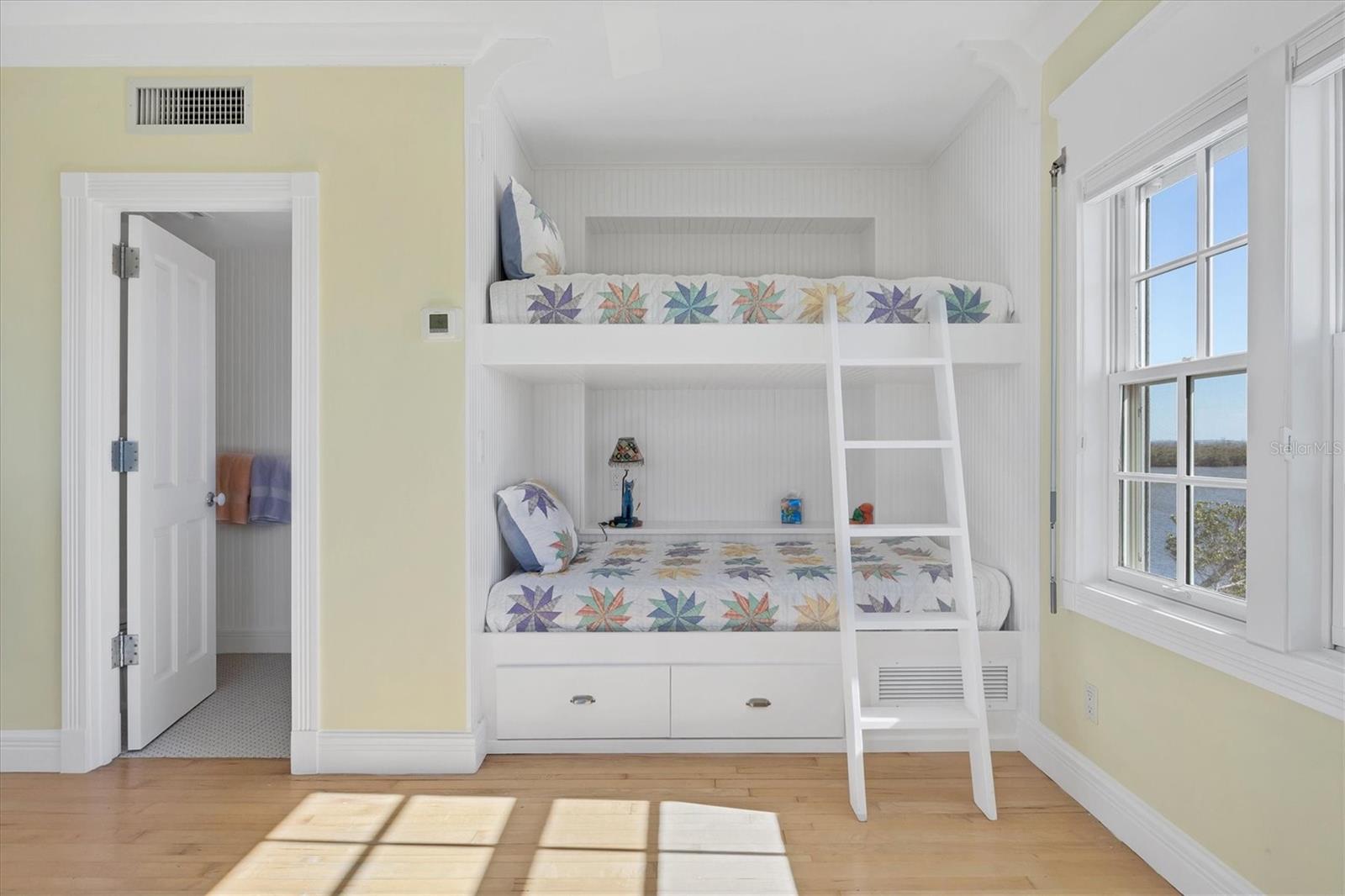 D6143951 Property Photo