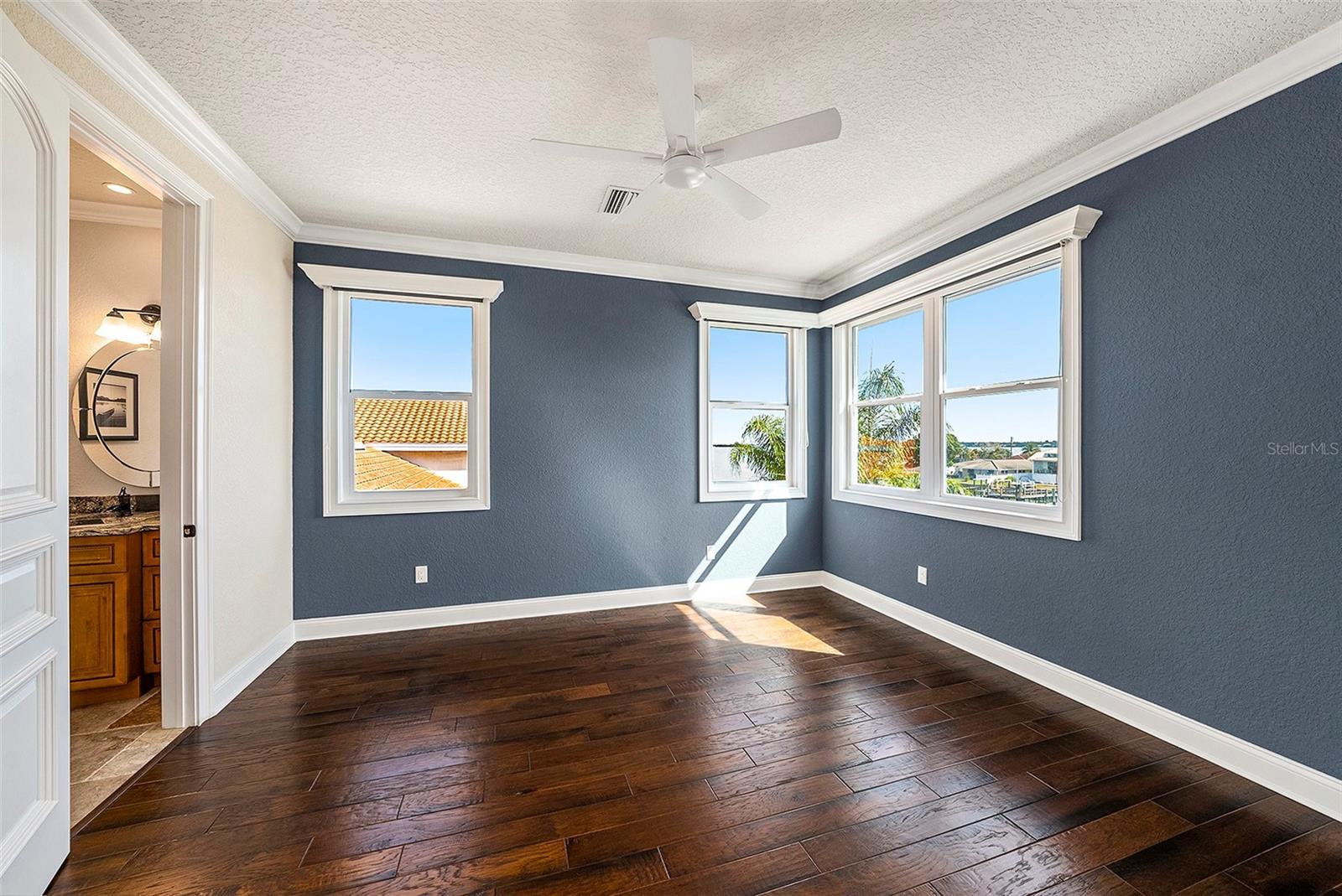 TB8431098 Property Photo