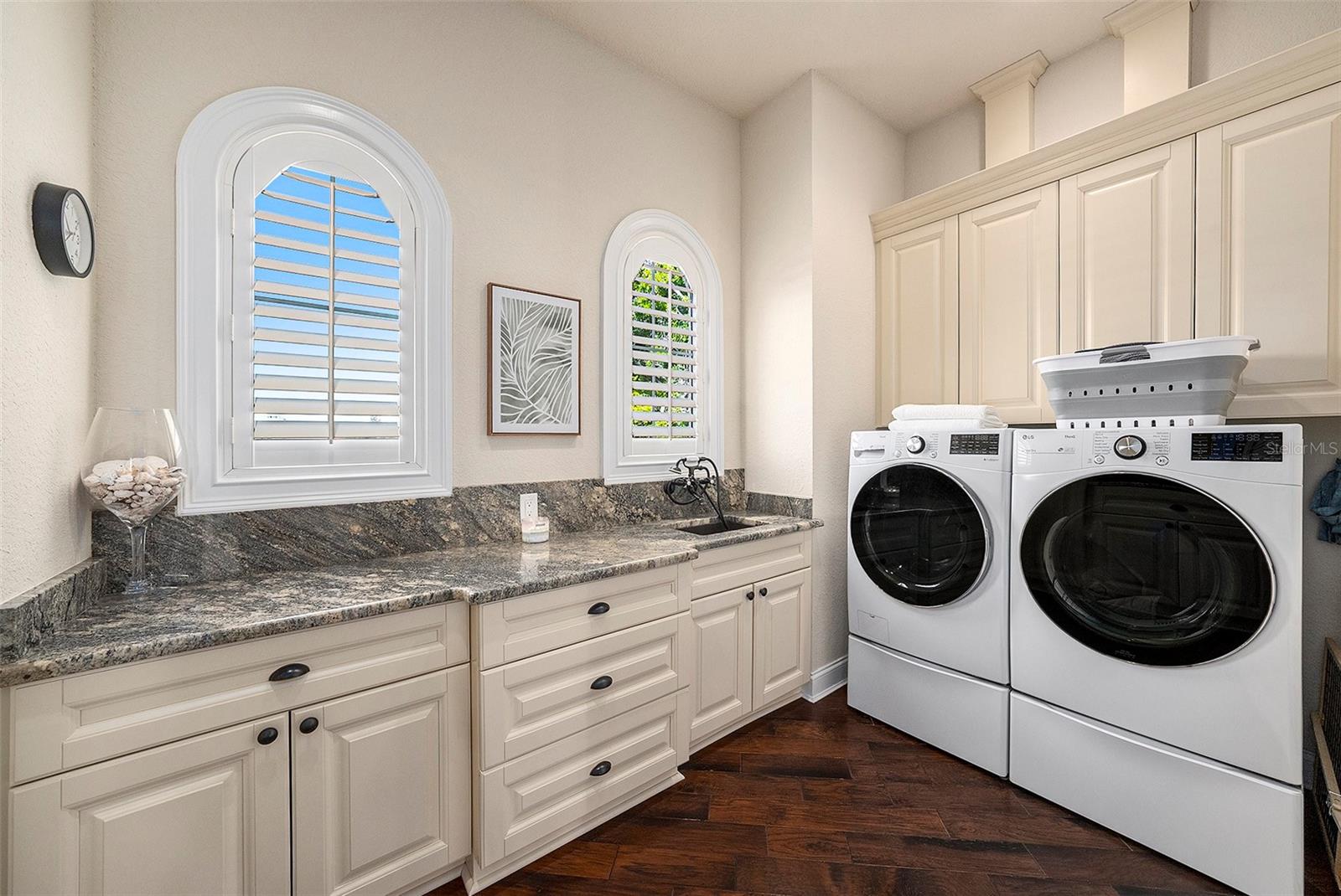 TB8431098 Property Photo