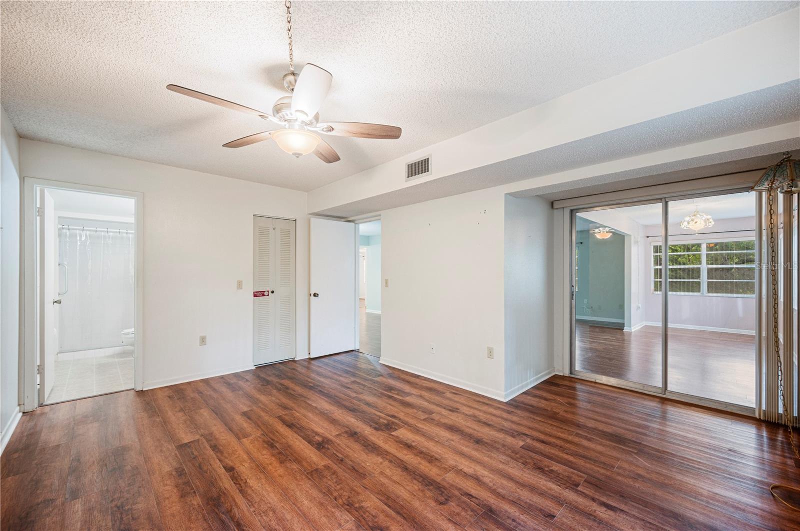 P4936409 Property Photo