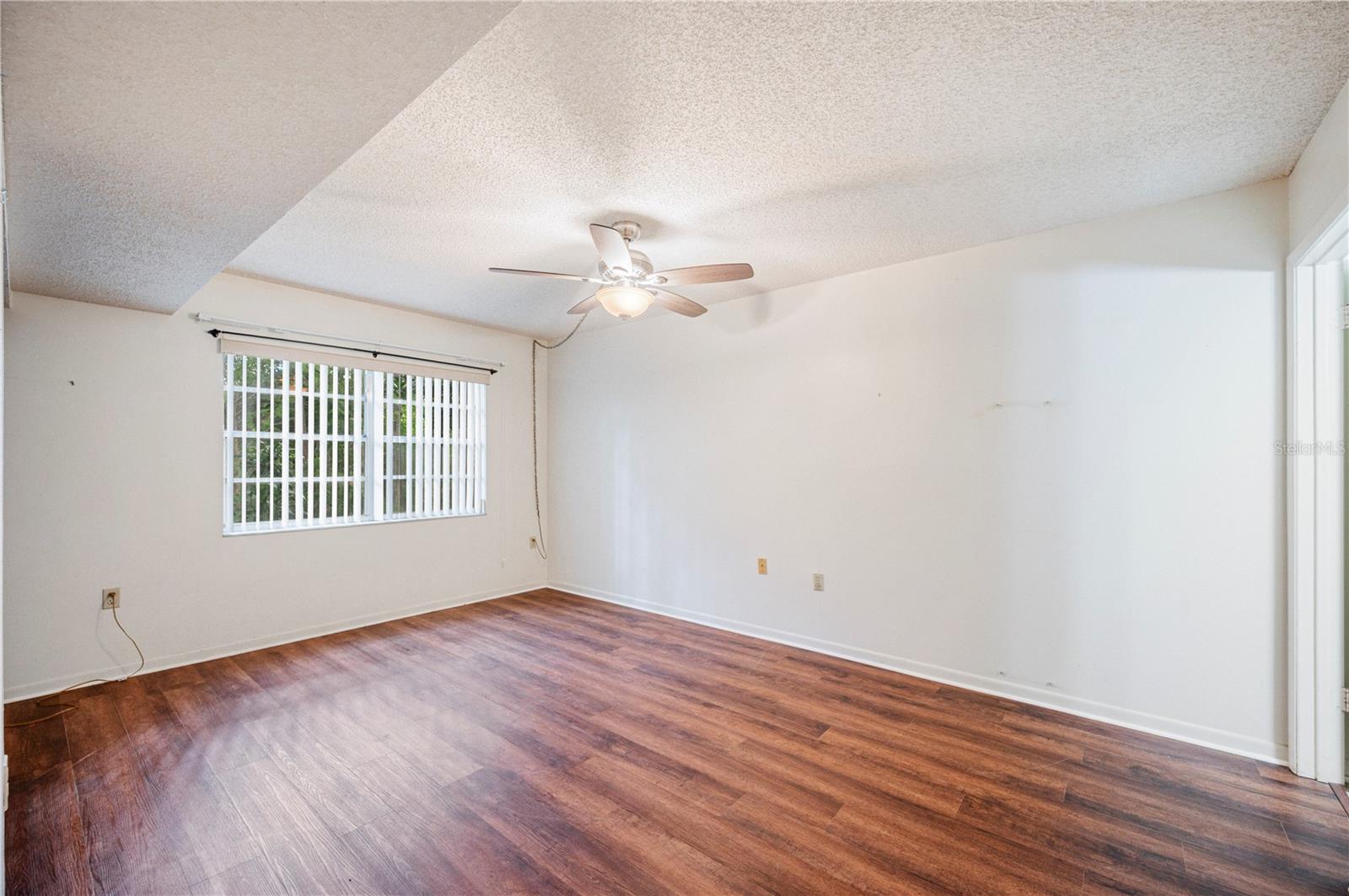 P4936409 Property Photo