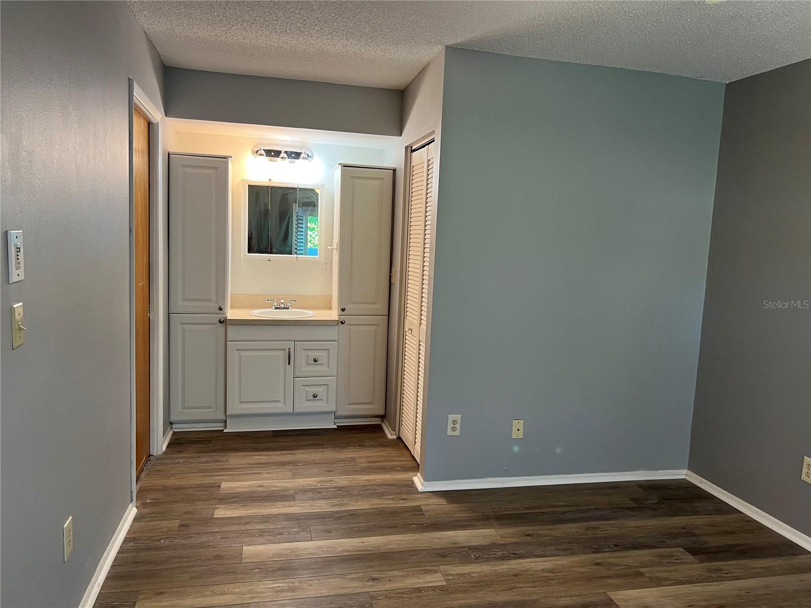 Vanity w/sink in bedroom