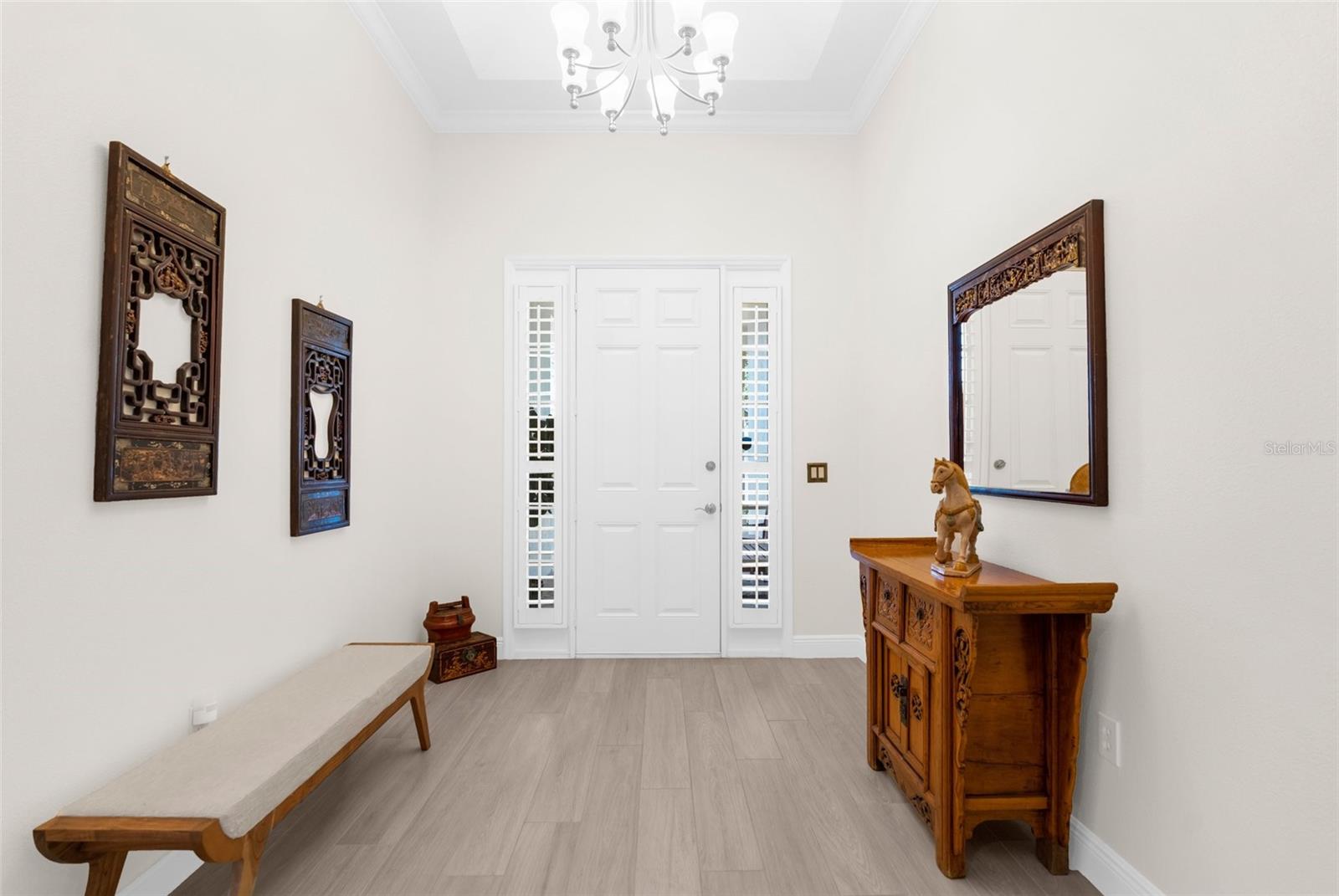 Impressive foyer with 12 foot high walls and tray ceiling.