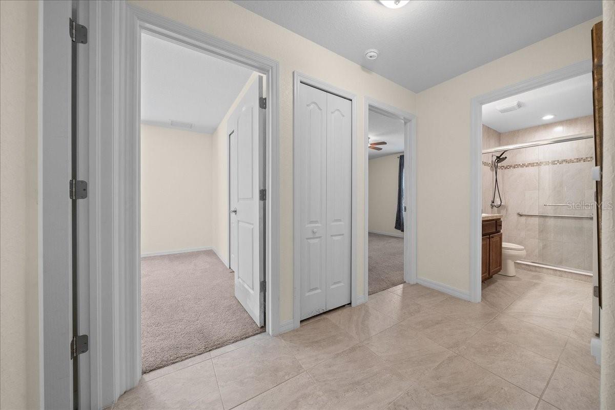 Nice oversized Hallway area