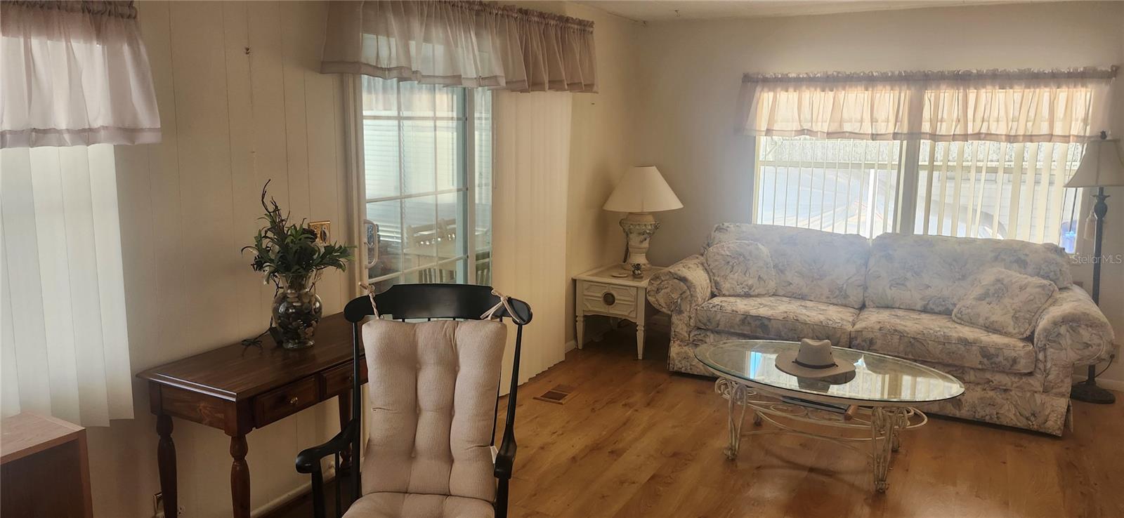 W7879351 Property Photo