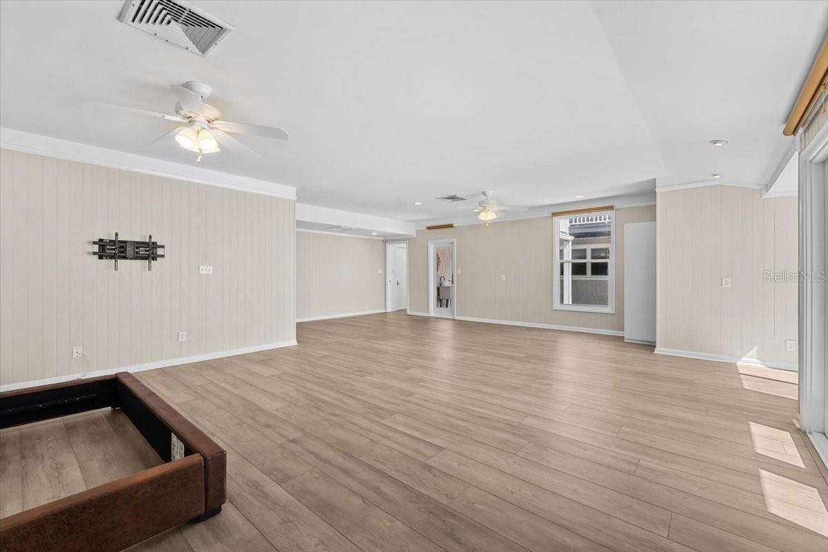 TB8432319 Property Photo