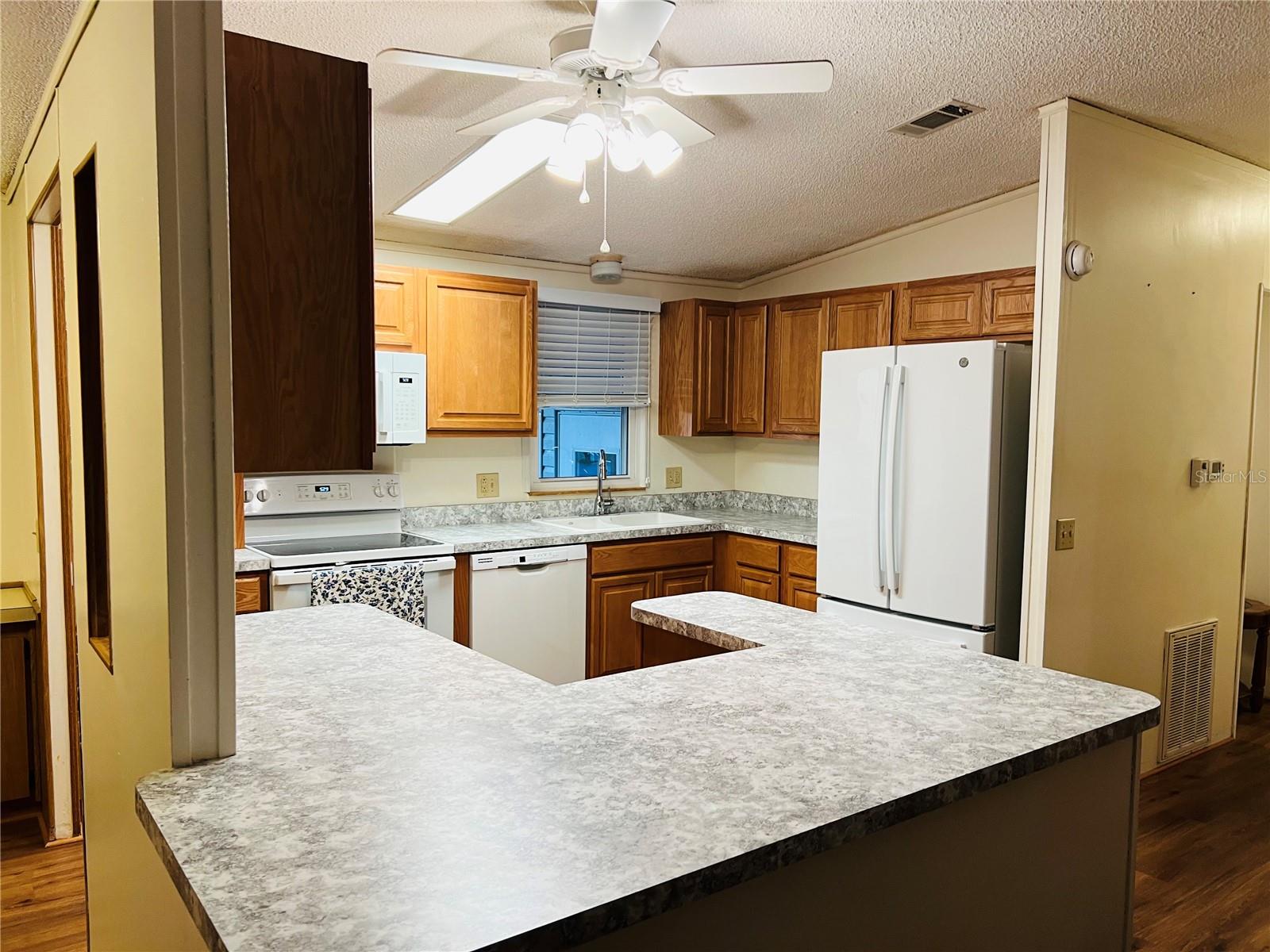 1565 APACHE CIR, TAVARES, FL, 32778